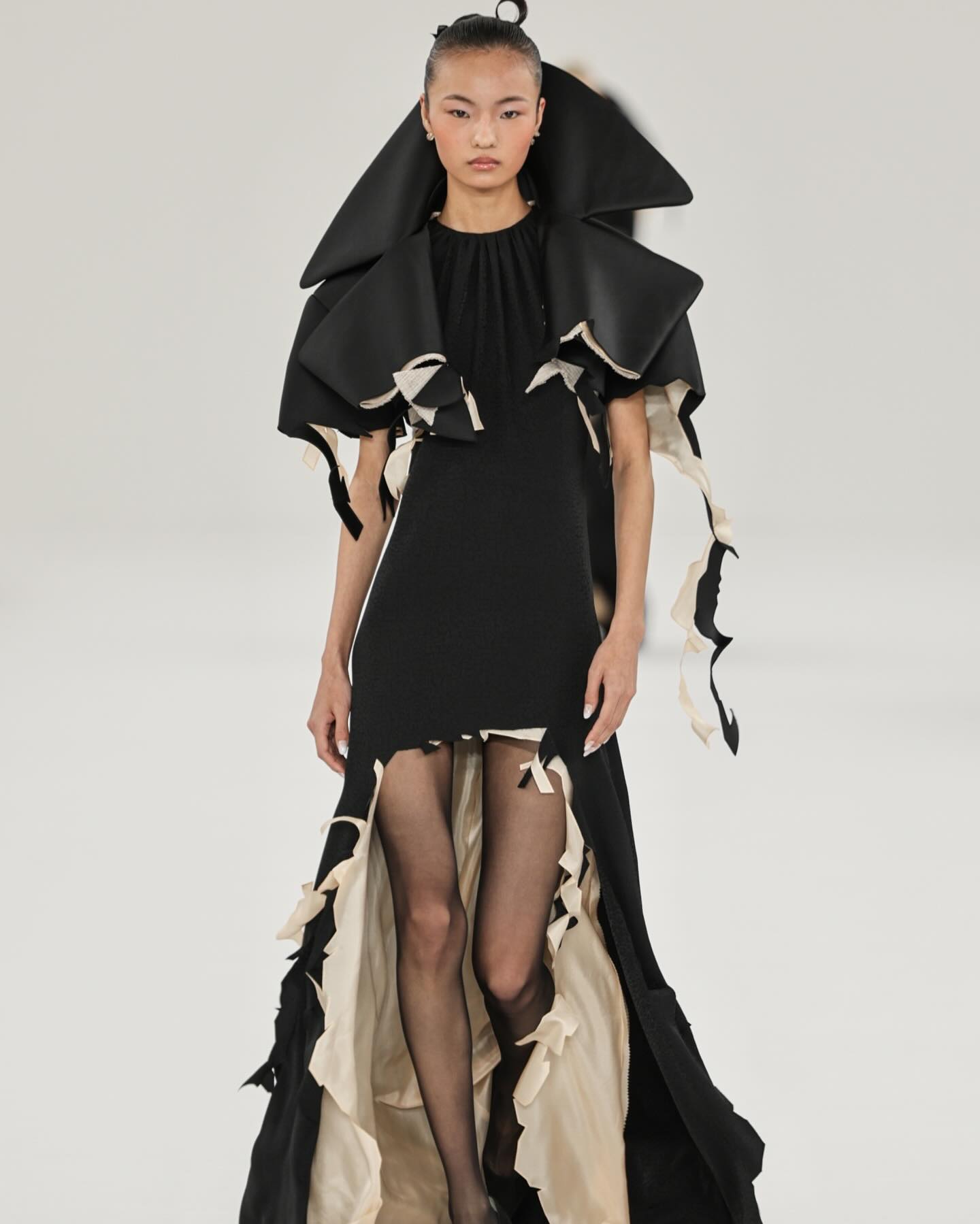 빅토르 앤 롤프, 흑과 백의 레이어드 오트 쿠튀르 — Look 8