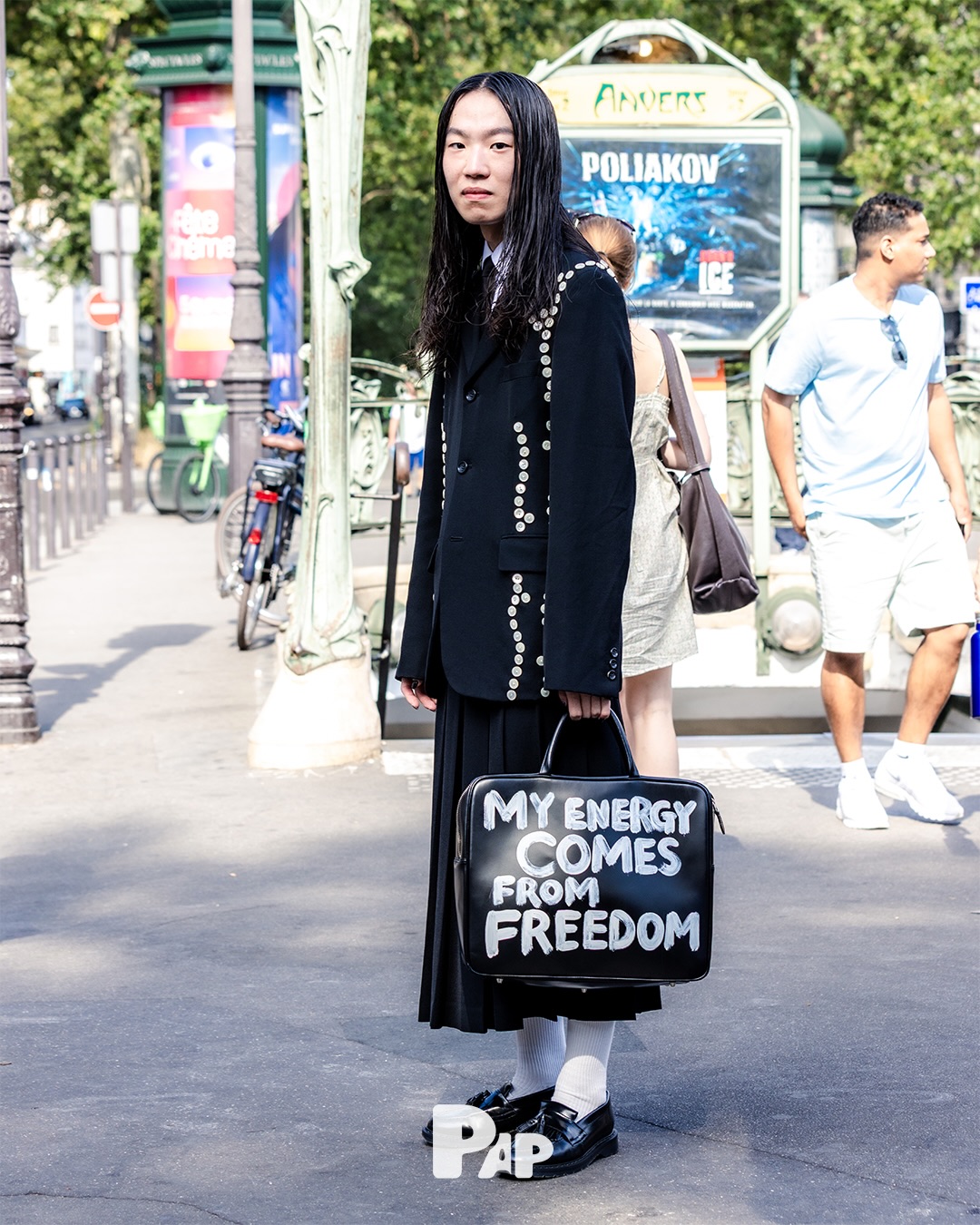 꼼데가르송 옴므 플러스 쇼장 밖, 또 다른 런웨이 — Look 2