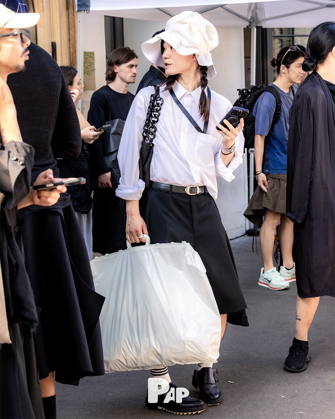 꼼데가르송 옴므 플러스 쇼장 밖, 또 다른 런웨이 — Look 9