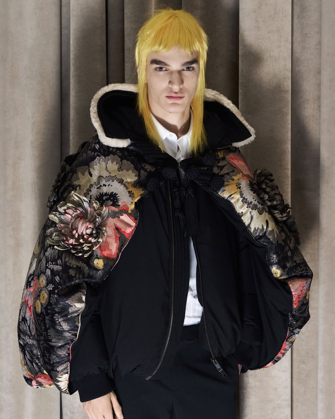 조나단 앤더슨, 디올에서 클래식을 뒤흔들다 — Look 3
