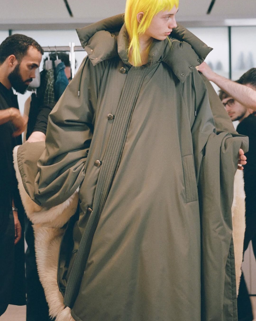 조나단 앤더슨, 디올에서 클래식을 뒤흔들다 — Look 6