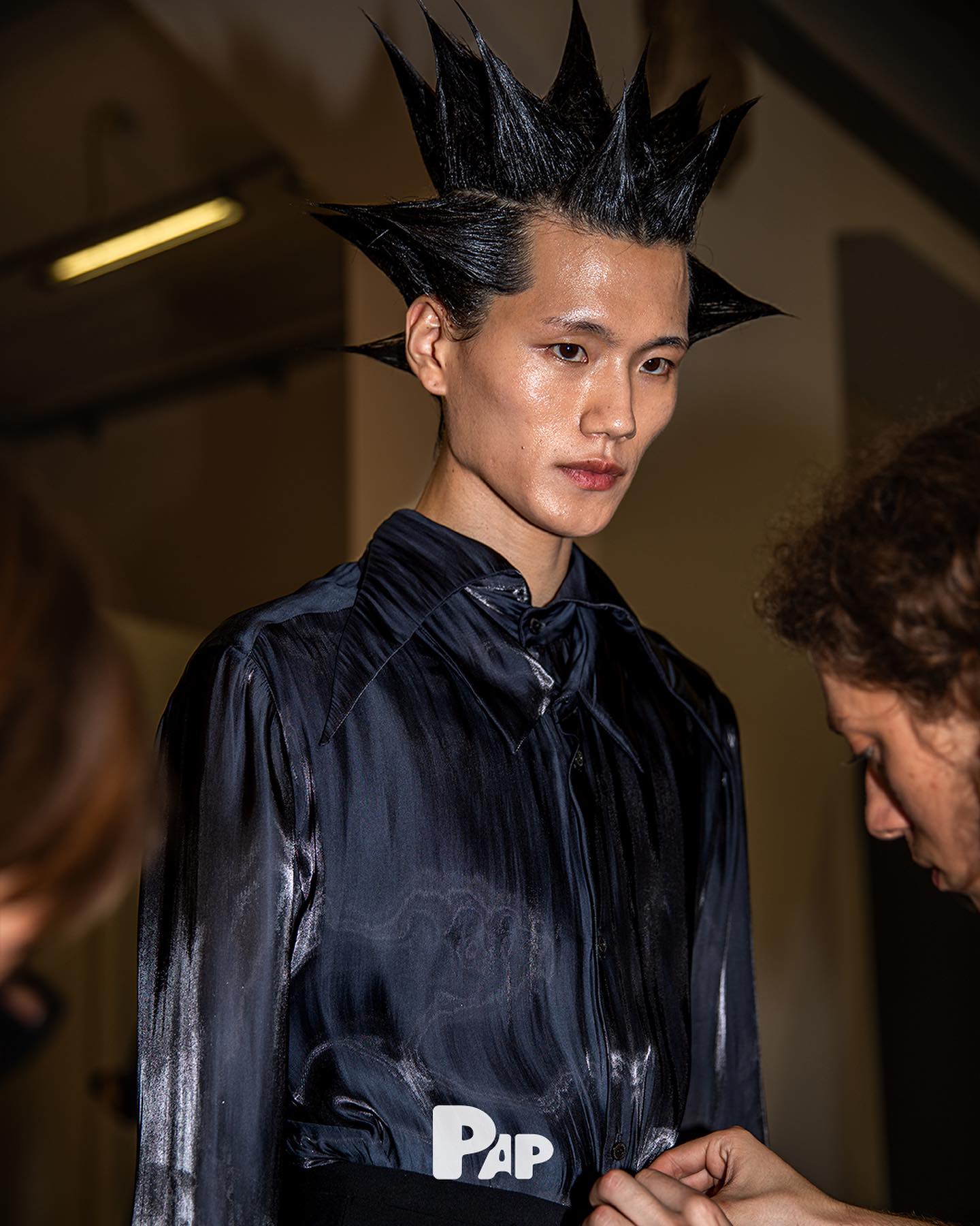밀라노 패션위크 백스테이지, 조던루카의 SS25 비하인드 신 — Look 8