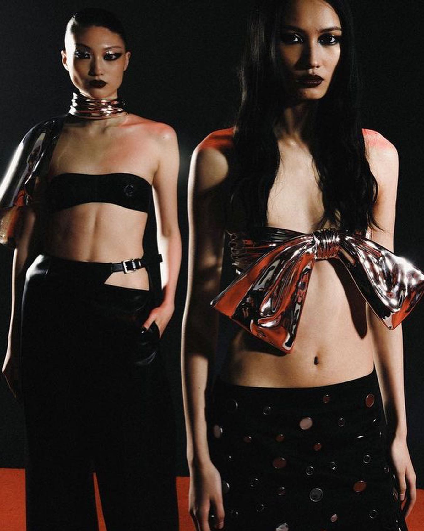 메탈과 리본이 만든 차가운 아름다움, 마크공의 FW 컬렉션 — Look 2