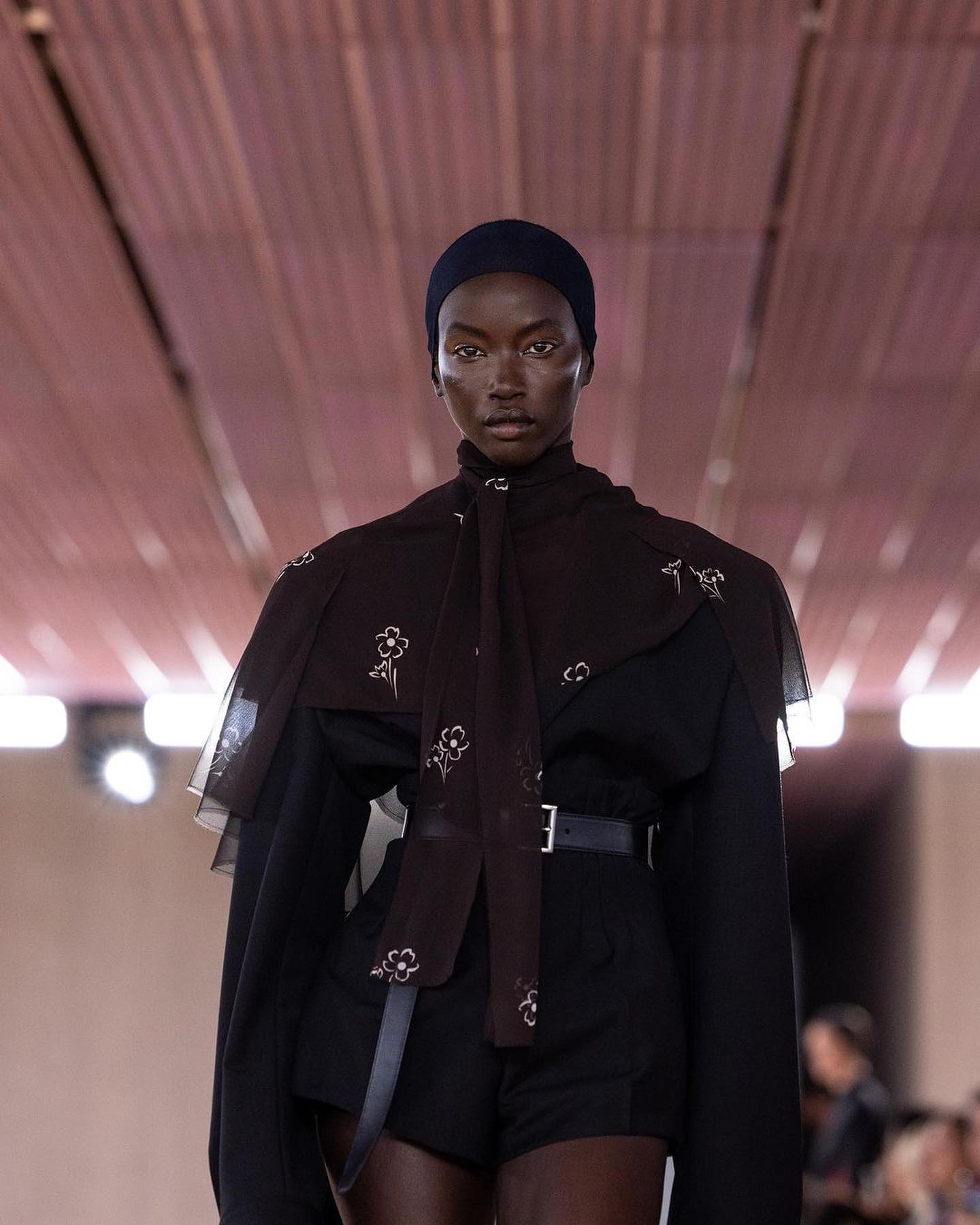 프라다 2024 S/S, 1920년대 가르손느와 모던 장인정신의 만남 — Look 6