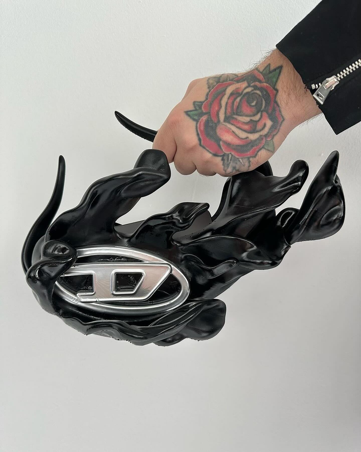 디젤 로고를 품은 검은 화염, 가브리엘 오알렉스의 3D 백 디자인 — Cover