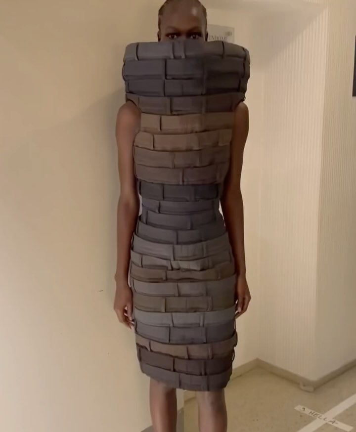 호다 코바, LVMH Prize 수상 직후 파리에서 선보인 지퍼 드레스의 재해석 — Cover