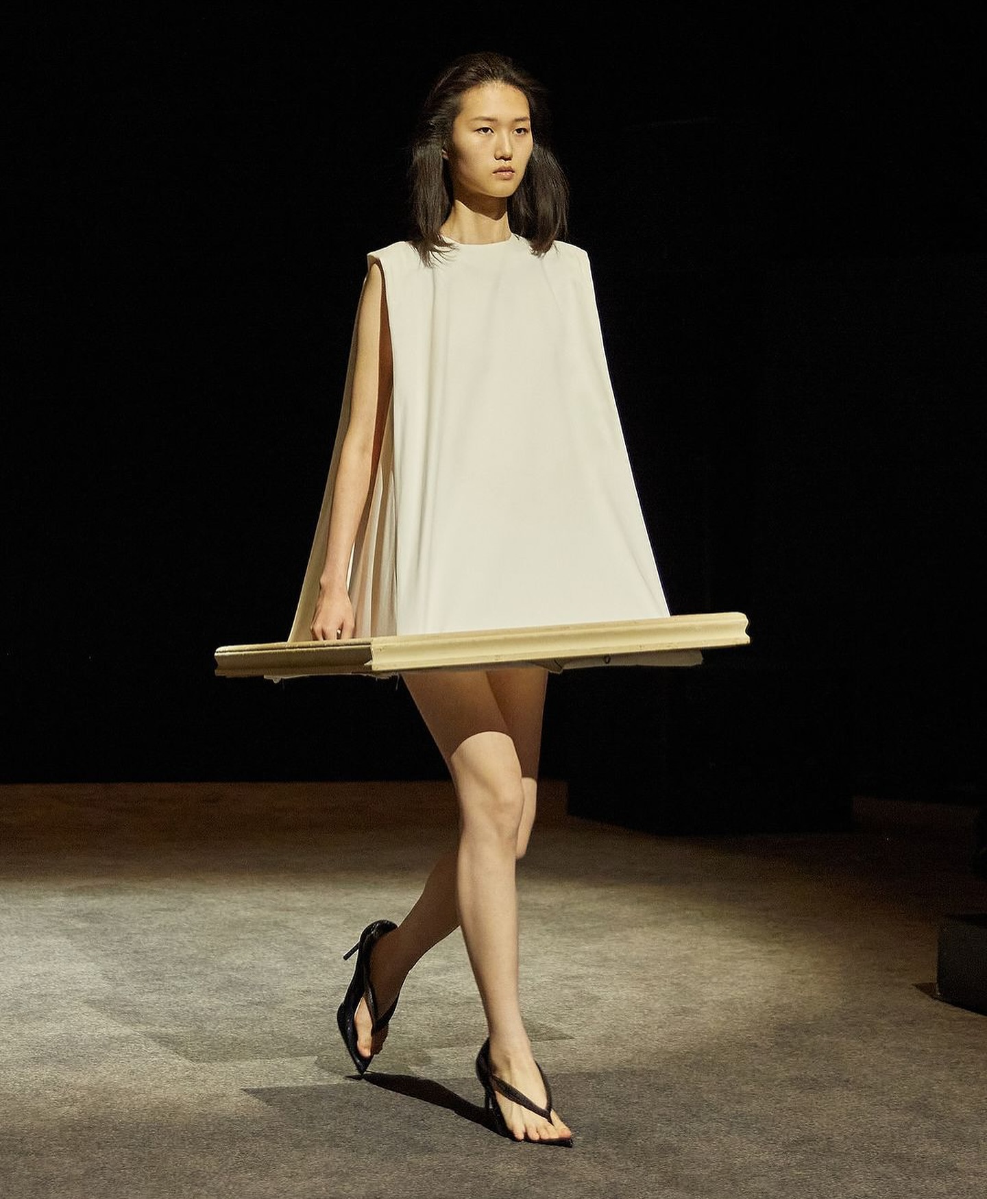호다 코바, LVMH Prize 수상 직후 파리에서 선보인 지퍼 드레스의 재해석 — Look 2