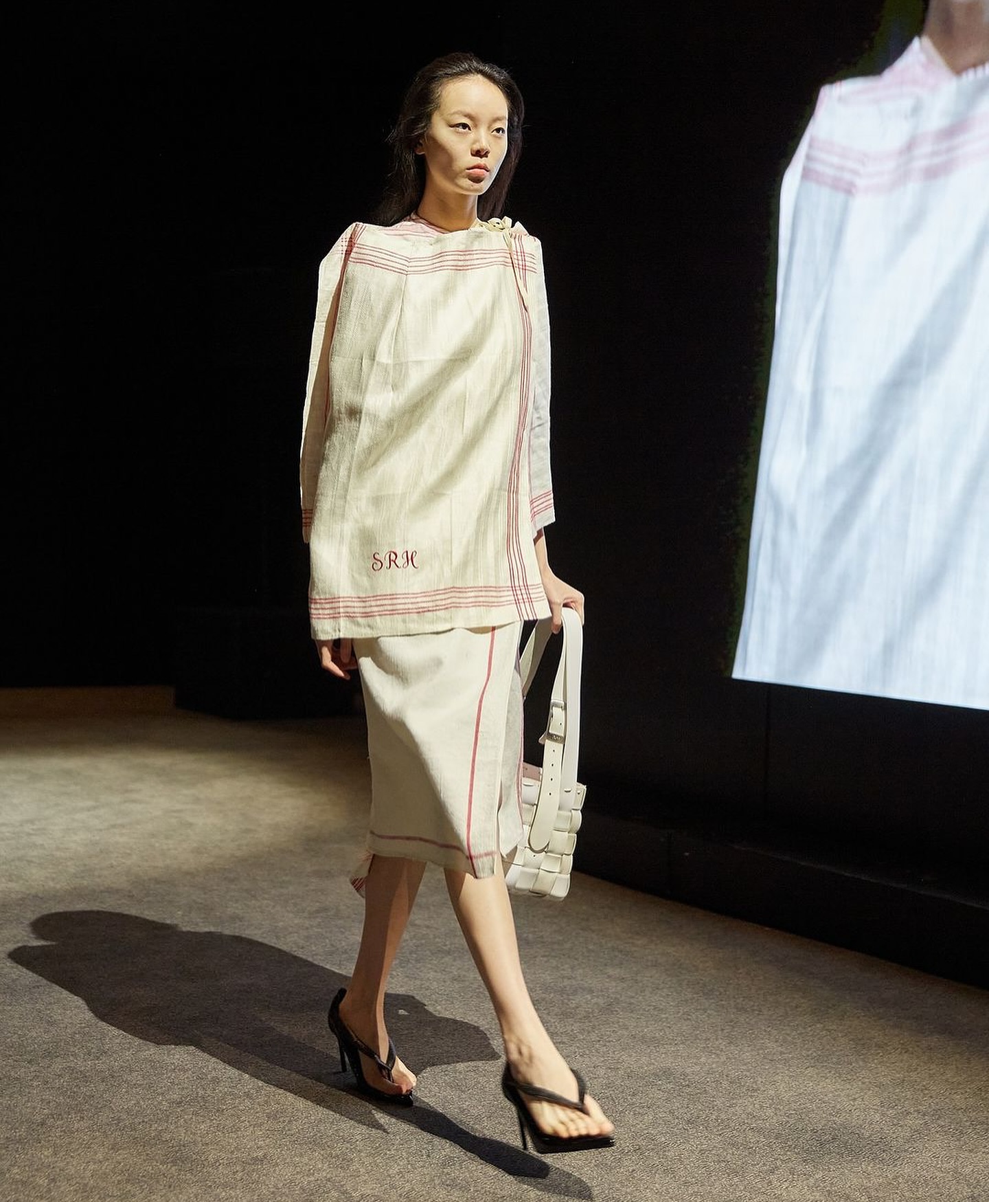 호다 코바, LVMH Prize 수상 직후 파리에서 선보인 지퍼 드레스의 재해석 — Look 3