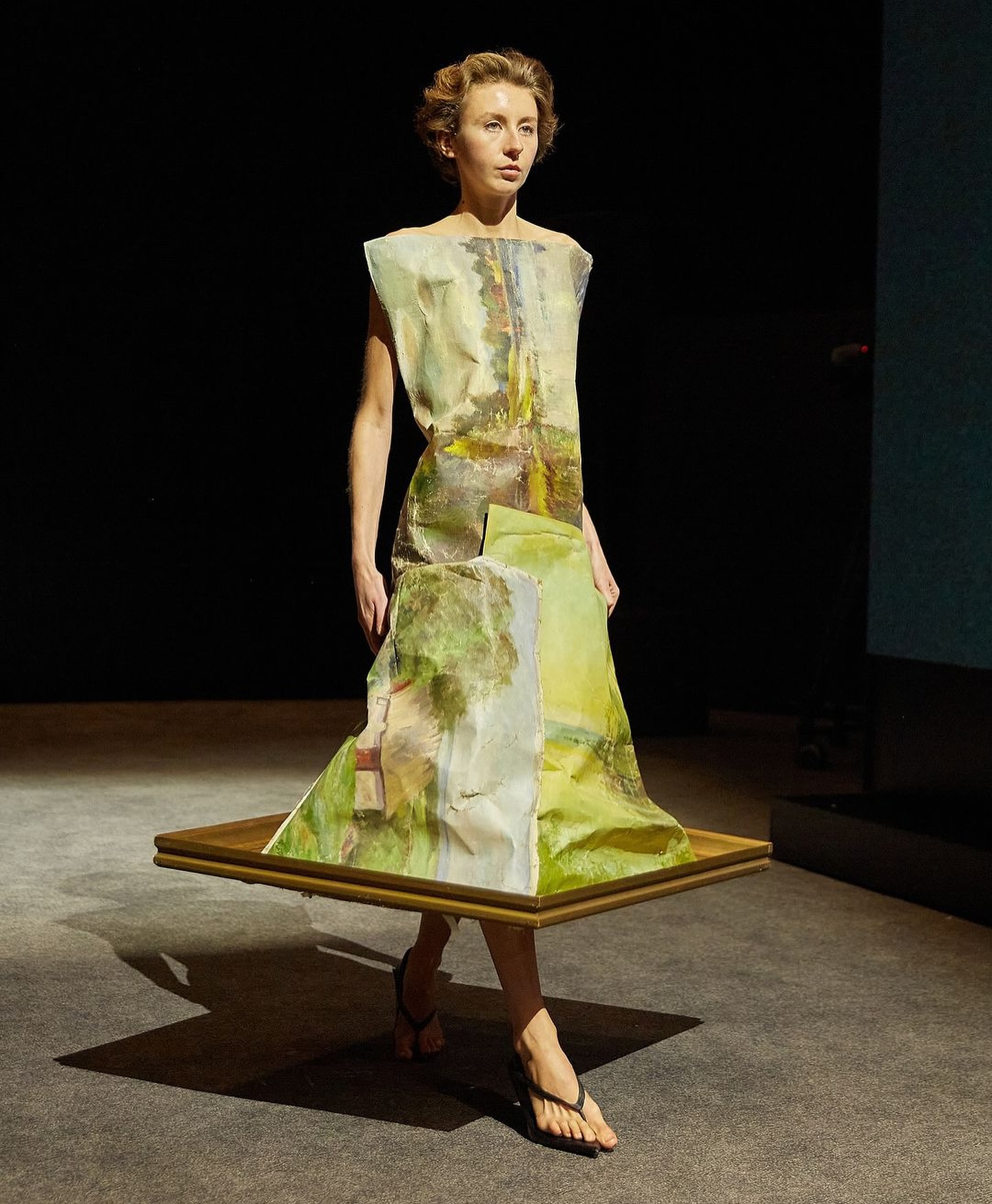 호다 코바, LVMH Prize 수상 직후 파리에서 선보인 지퍼 드레스의 재해석 — Look 4