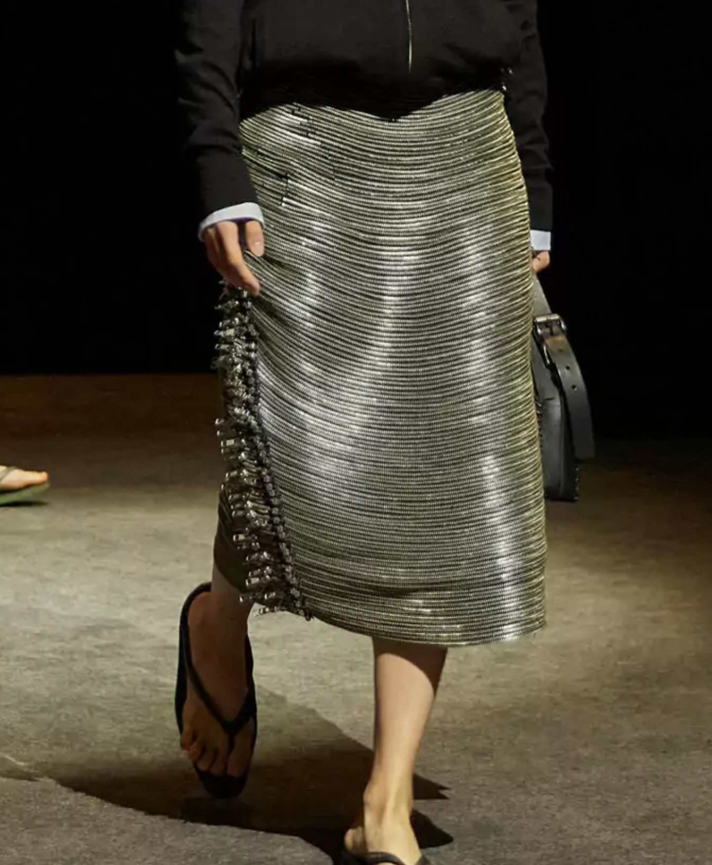호다 코바, LVMH Prize 수상 직후 파리에서 선보인 지퍼 드레스의 재해석 — Look 6