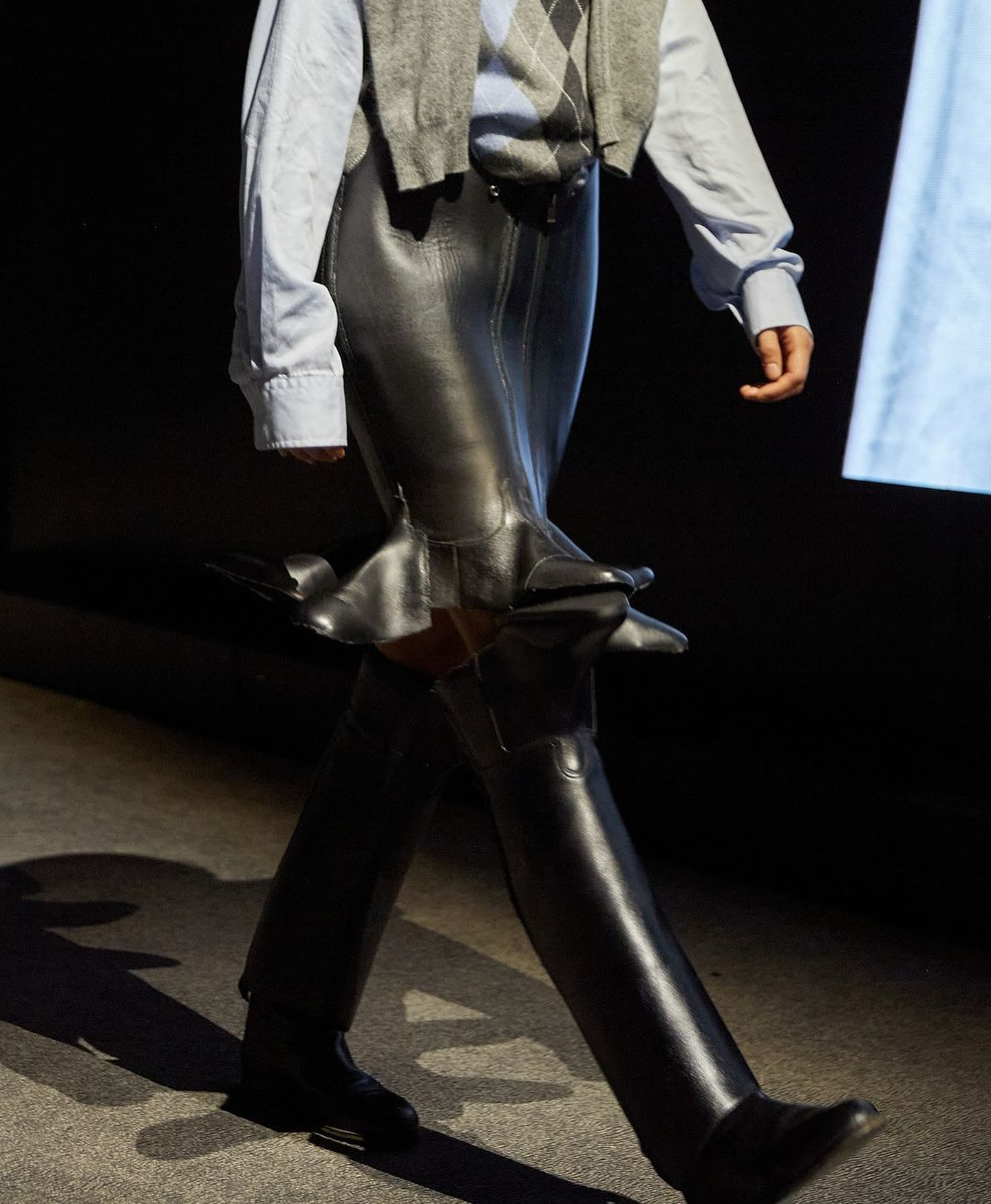 호다 코바, LVMH Prize 수상 직후 파리에서 선보인 지퍼 드레스의 재해석 — Look 7