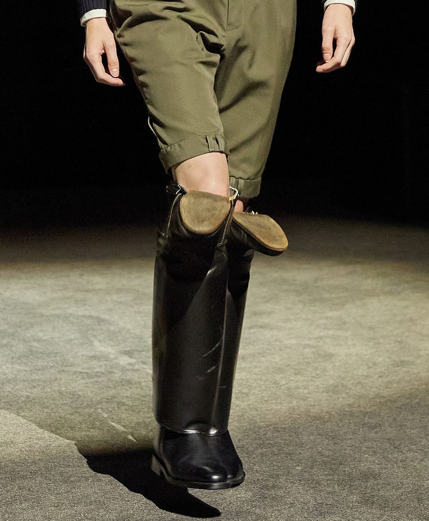 호다 코바, LVMH Prize 수상 직후 파리에서 선보인 지퍼 드레스의 재해석 — Look 8