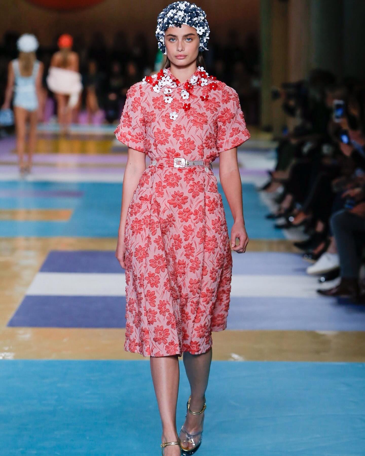 미우미우 SS17, 조각 힐로 완성한 동화 같은 여성성 — Look 2