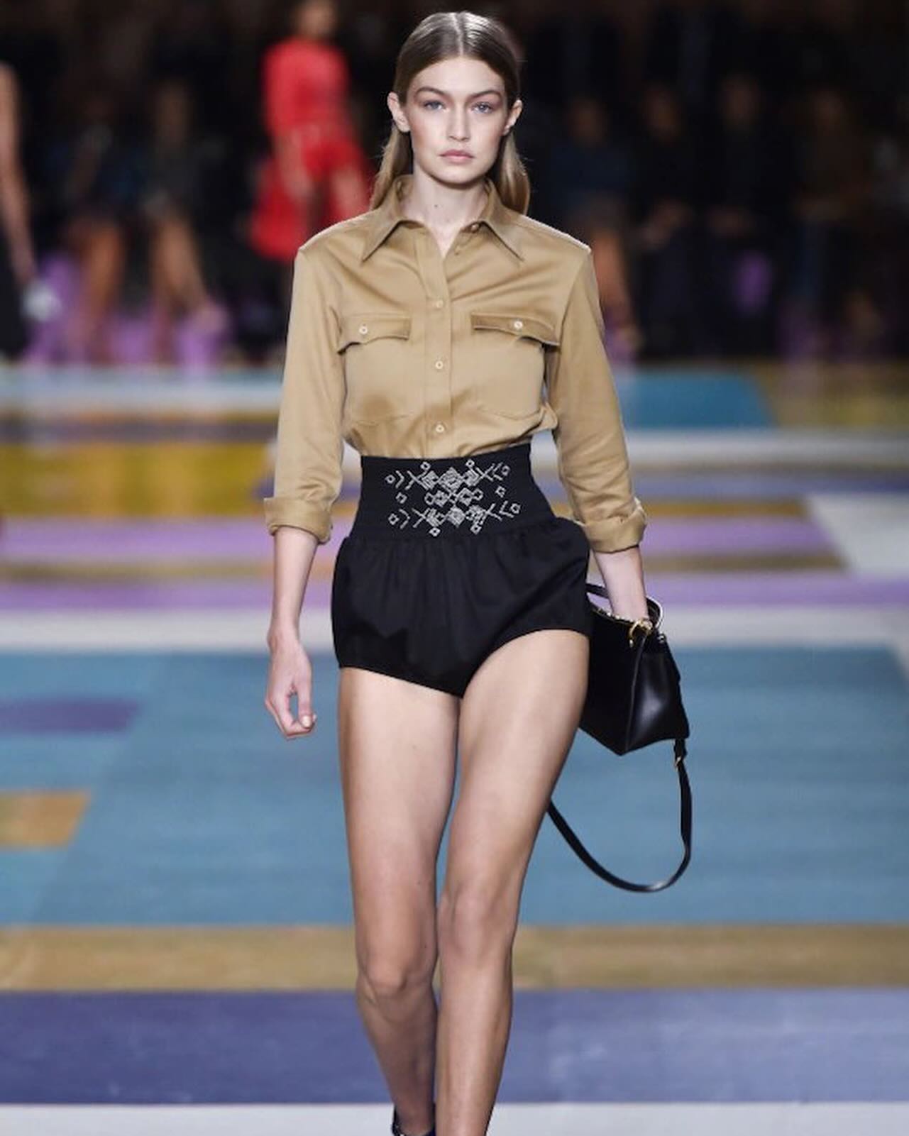 미우미우 SS17, 조각 힐로 완성한 동화 같은 여성성 — Look 4
