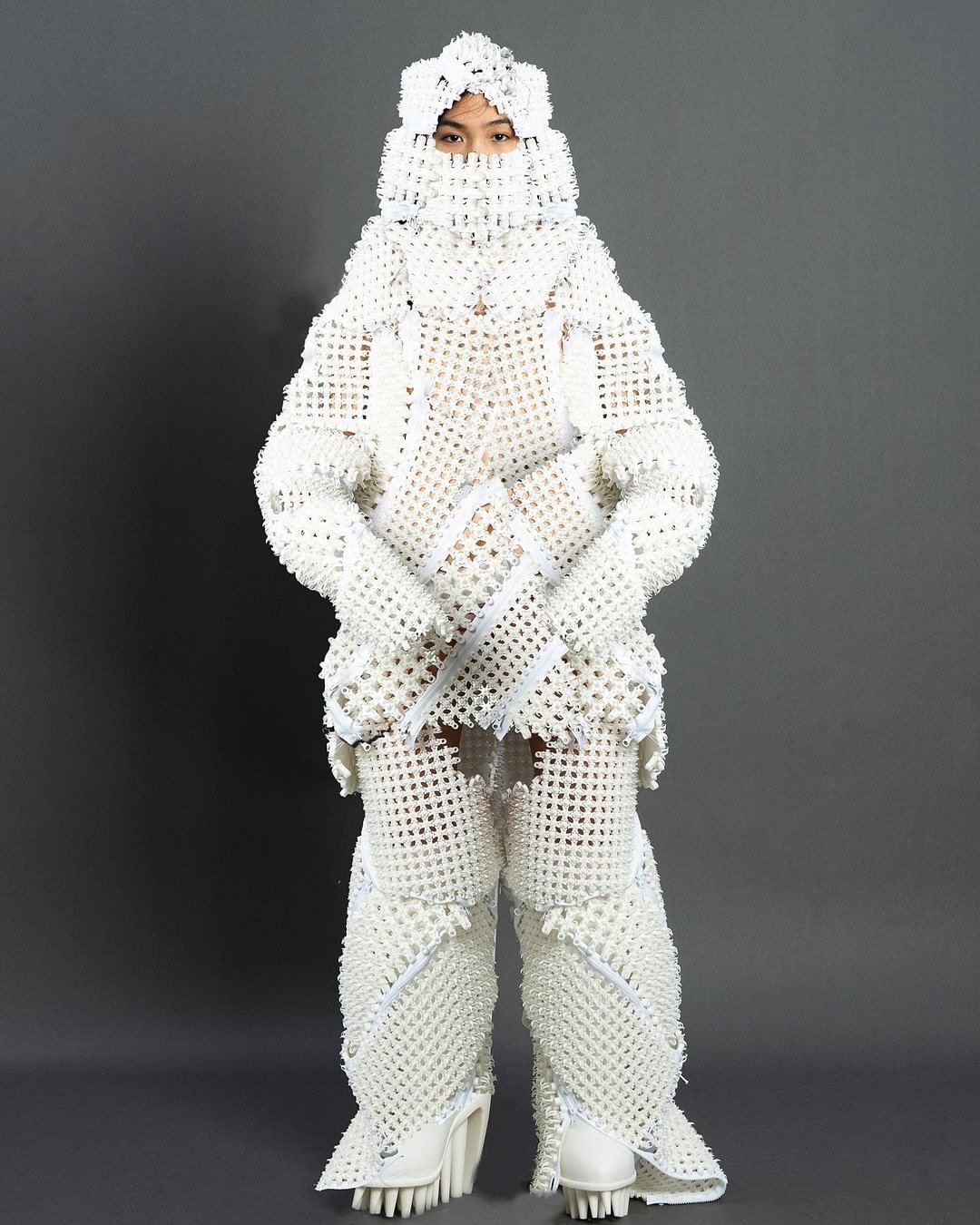 도시 생존을 위한 미래형 갑옷, 에바 자오의 'SAFE SUIT' 컬렉션 — Look 4