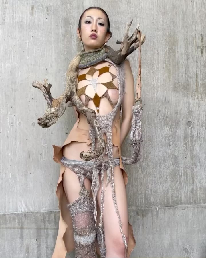 사막 여행자의 서사를 담은 니트 컬렉션 — Look 2