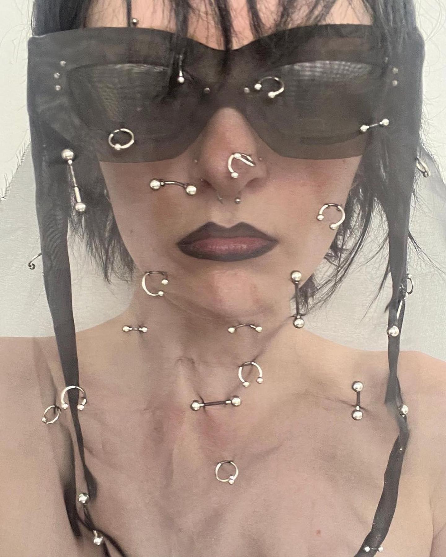 안경 위에 체인과 파편을 매단다면? 헬캣 아이웨어 — Look 3