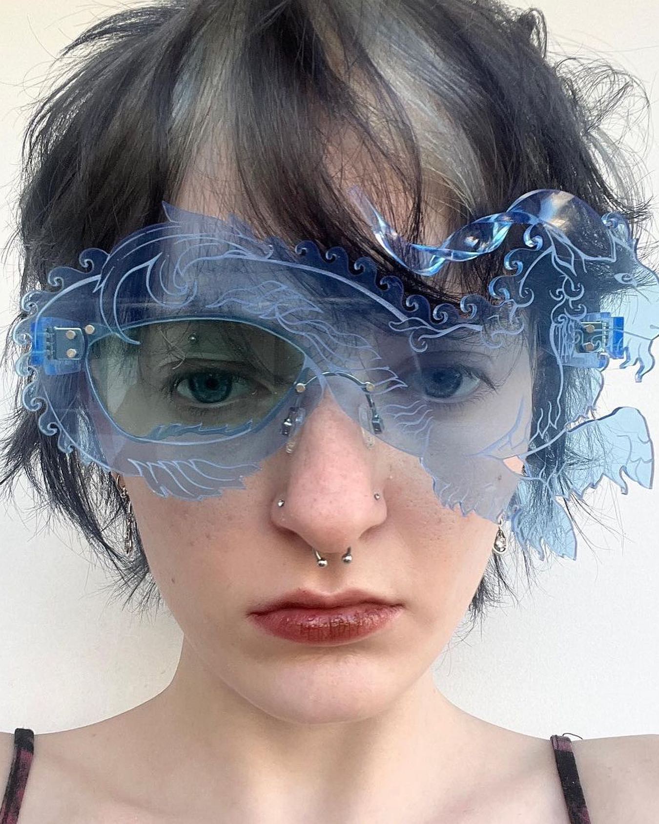 안경 위에 체인과 파편을 매단다면? 헬캣 아이웨어 — Look 4