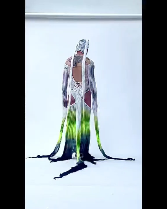 네온과 화이트가 만든 그림자, 탄야 비디치의 니트 조형 — Look 3