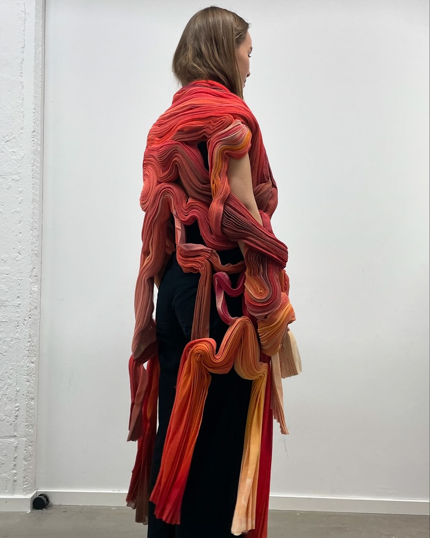 종이실로 짠 주름, 휴고 에레의 'Paperfolds' 컬렉션 — Look 4
