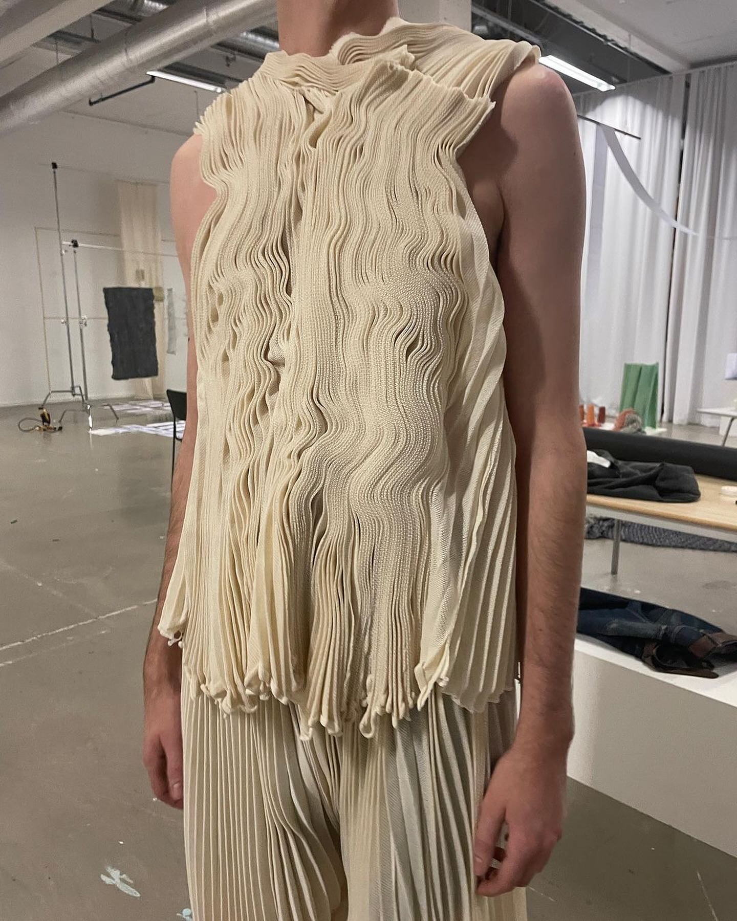 종이실로 짠 주름, 휴고 에레의 'Paperfolds' 컬렉션 — Look 9