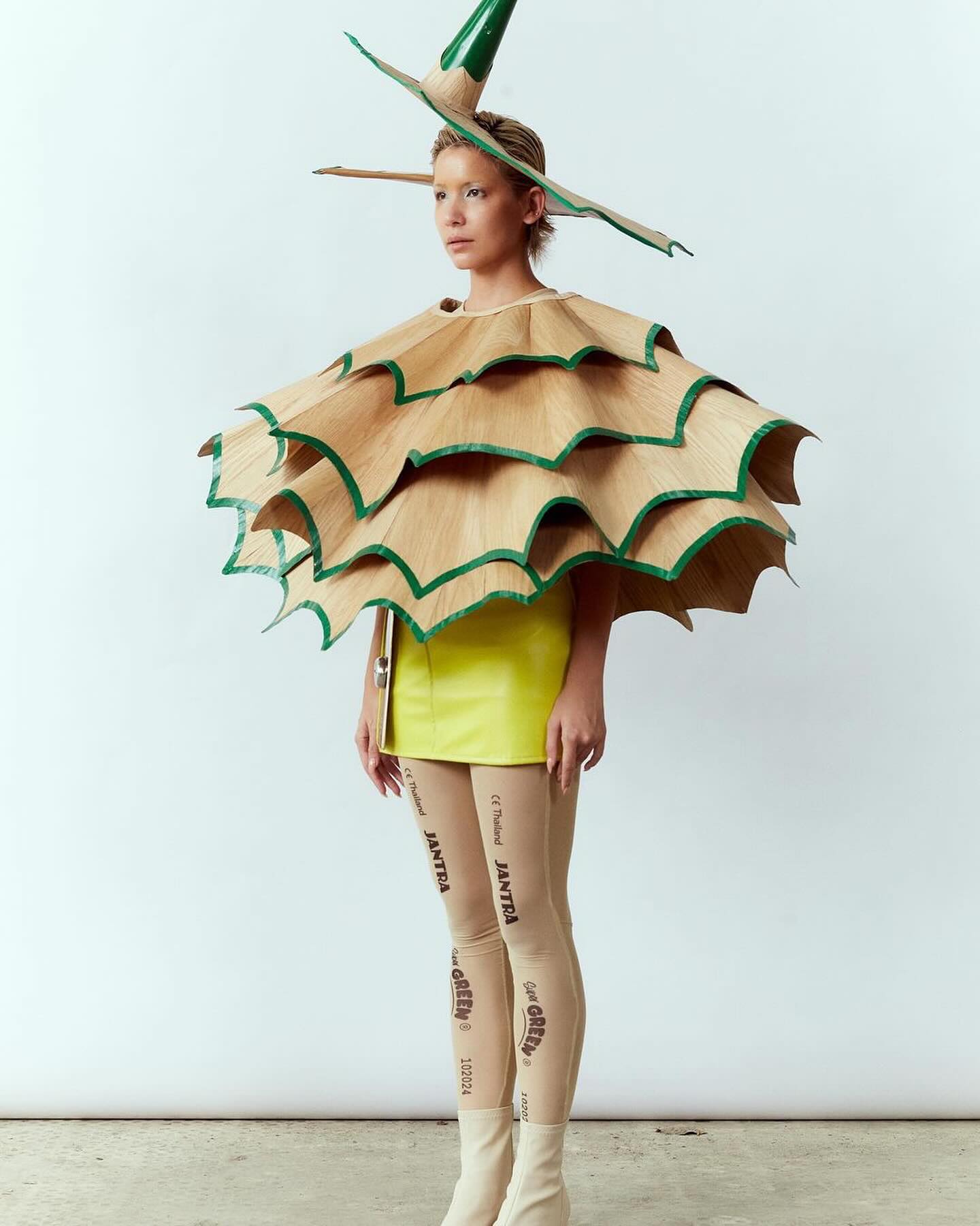 연필깎이에서 영감받은 아방가르드 패션 — Look 2