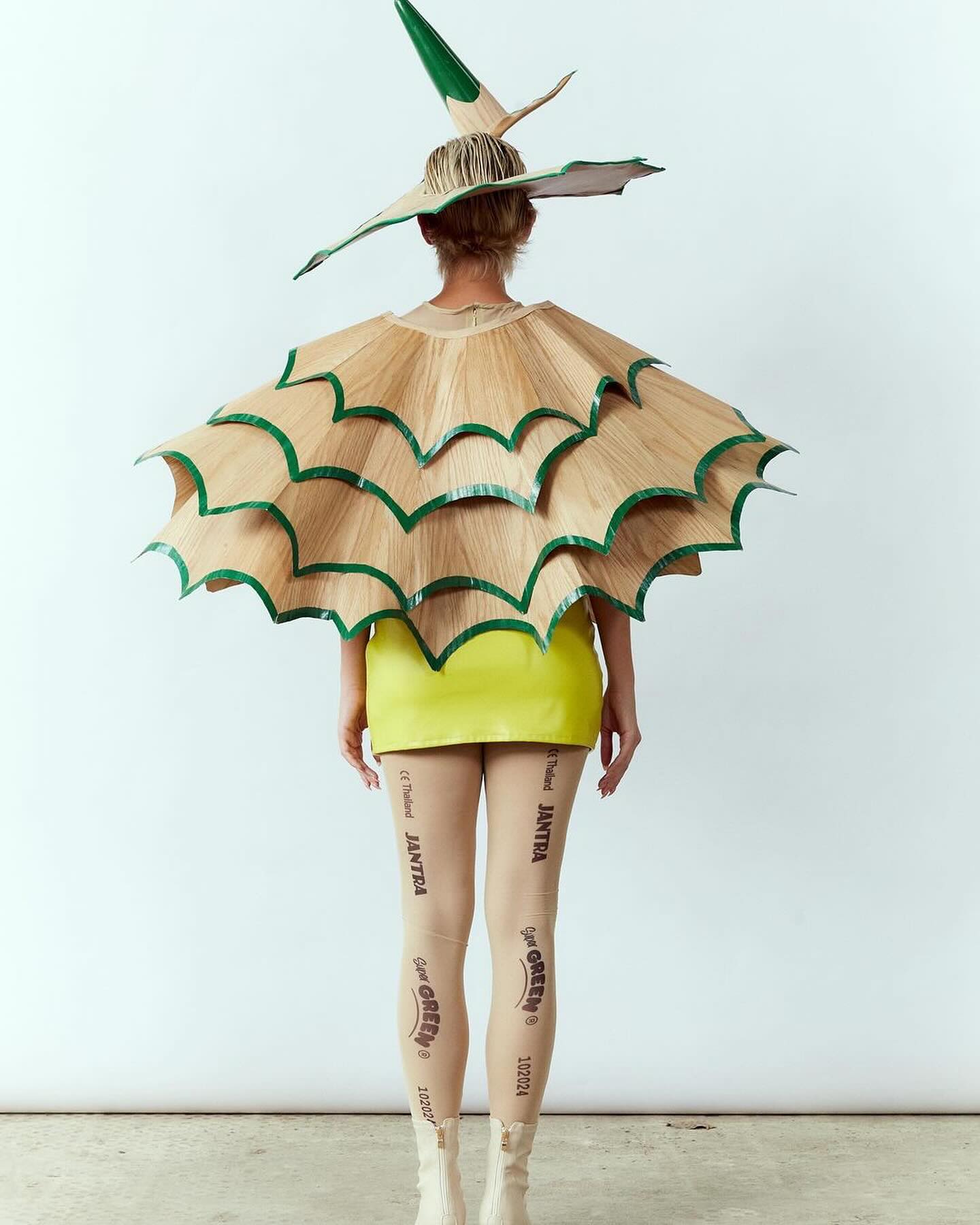 연필깎이에서 영감받은 아방가르드 패션 — Look 3