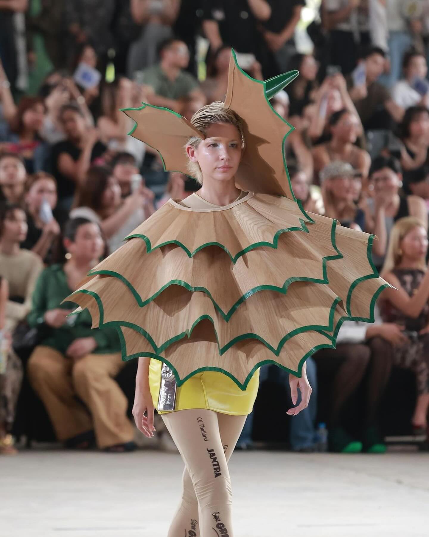 연필깎이에서 영감받은 아방가르드 패션 — Look 4