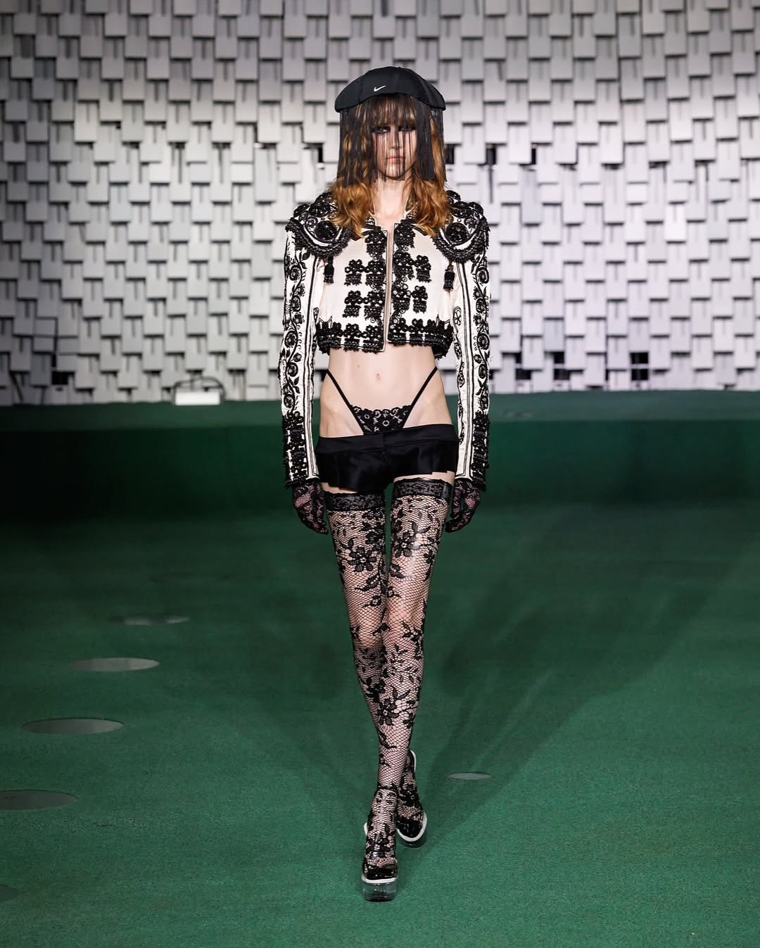 루이스 데 하비에르, 파리 패션 위크에서 스페인 헤리티지를 재해석하다 — Look 8