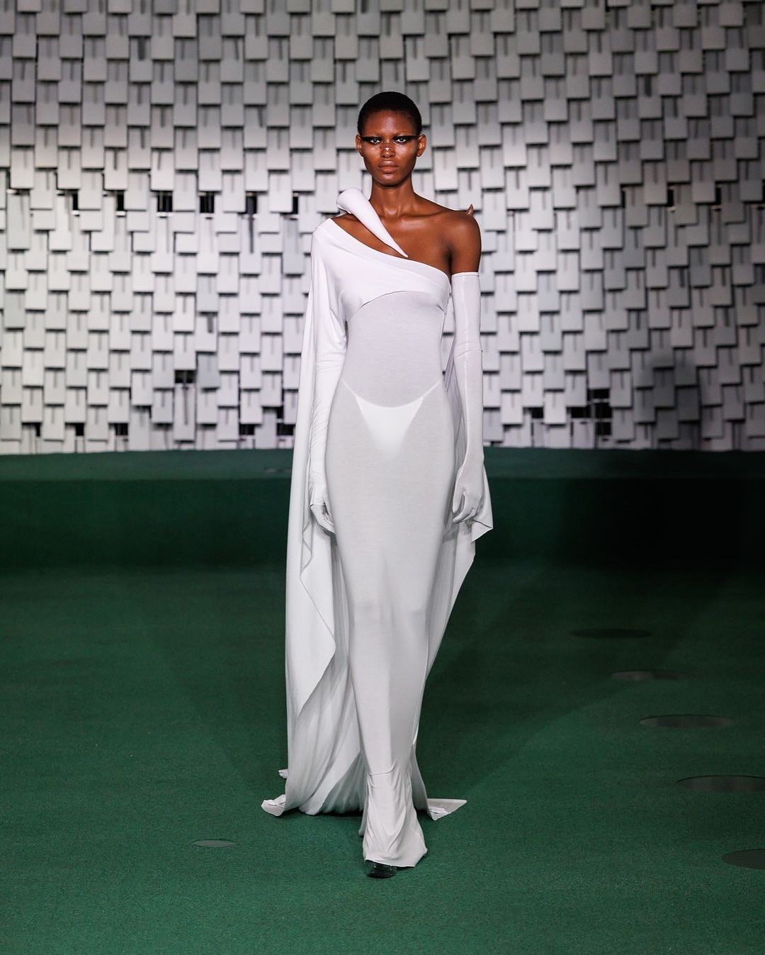 루이스 데 하비에르, 파리 패션 위크에서 스페인 헤리티지를 재해석하다 — Look 10