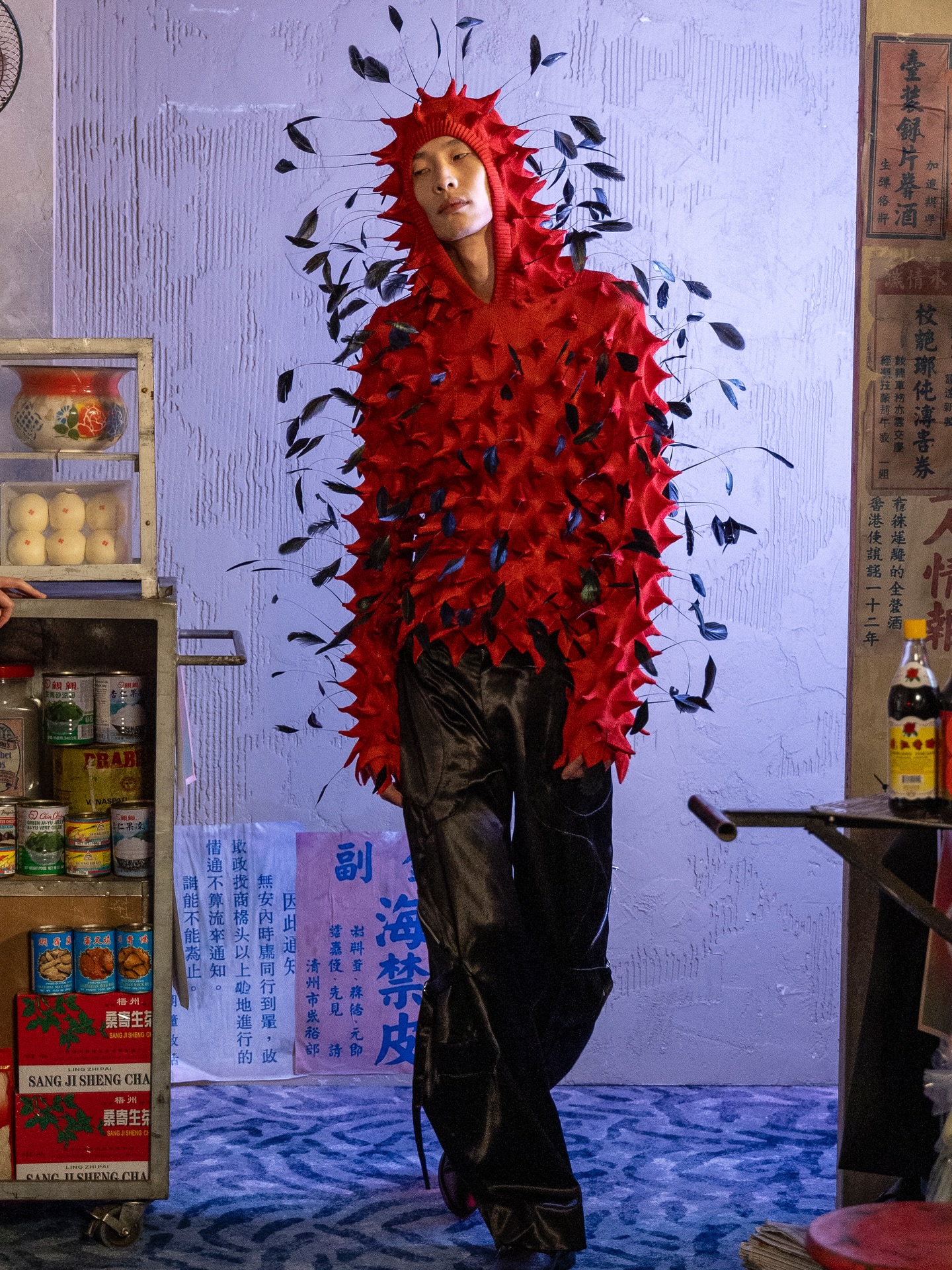 쳇 로, 홍콩 야시장에서 영감 받은 2026 FW 컬렉션 공개 — Look 2
