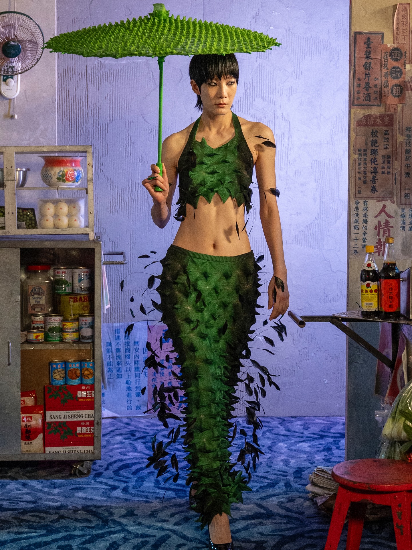 쳇 로, 홍콩 야시장에서 영감 받은 2026 FW 컬렉션 공개 — Look 3