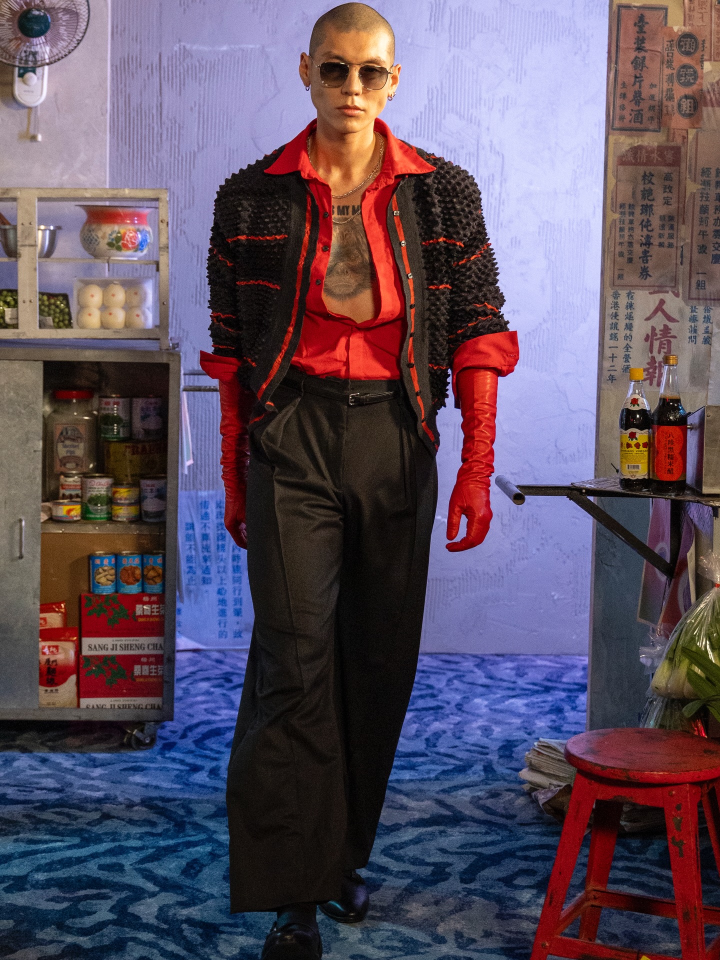 쳇 로, 홍콩 야시장에서 영감 받은 2026 FW 컬렉션 공개 — Look 8