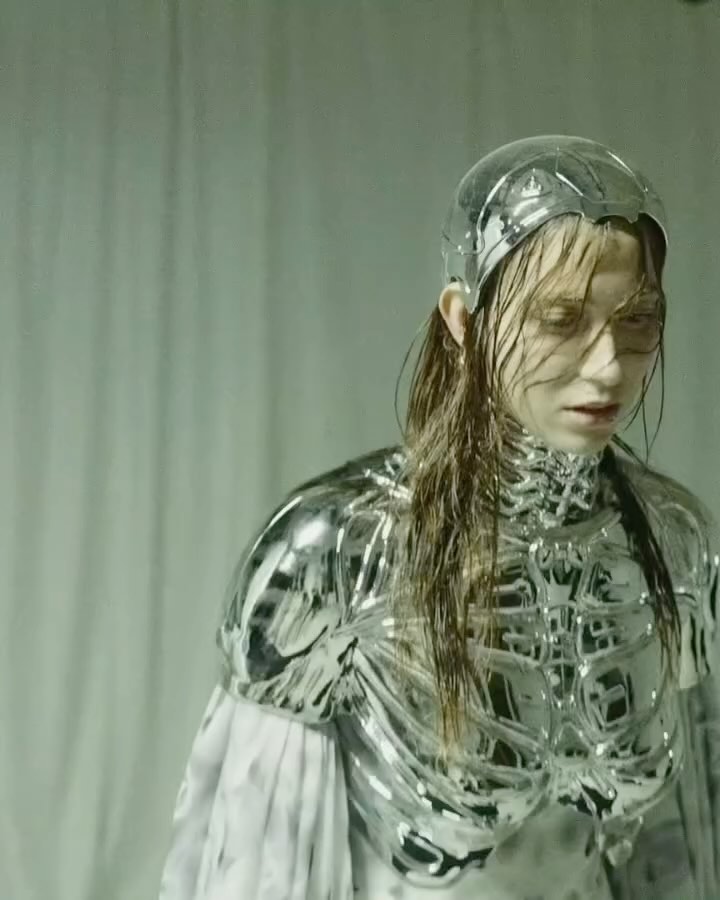 기계와 인간이 만나는 순간, 왕헝디의 사이버네틱 블루밍 — Look 3