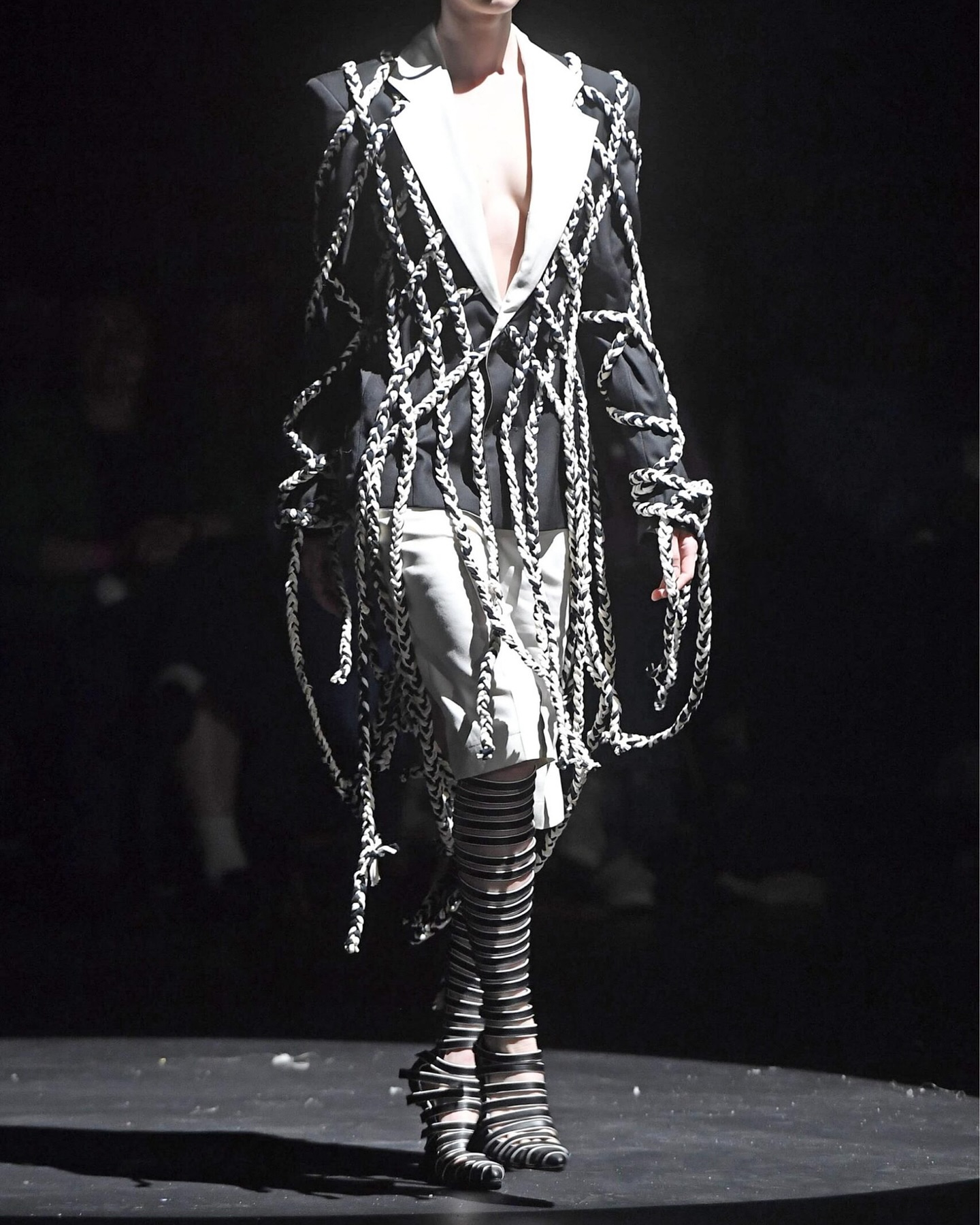 앤트워프 패션 MA 졸업생 포미 디에릭의 'WILD HORSES RUN FREE' 컬렉션 — Look 4