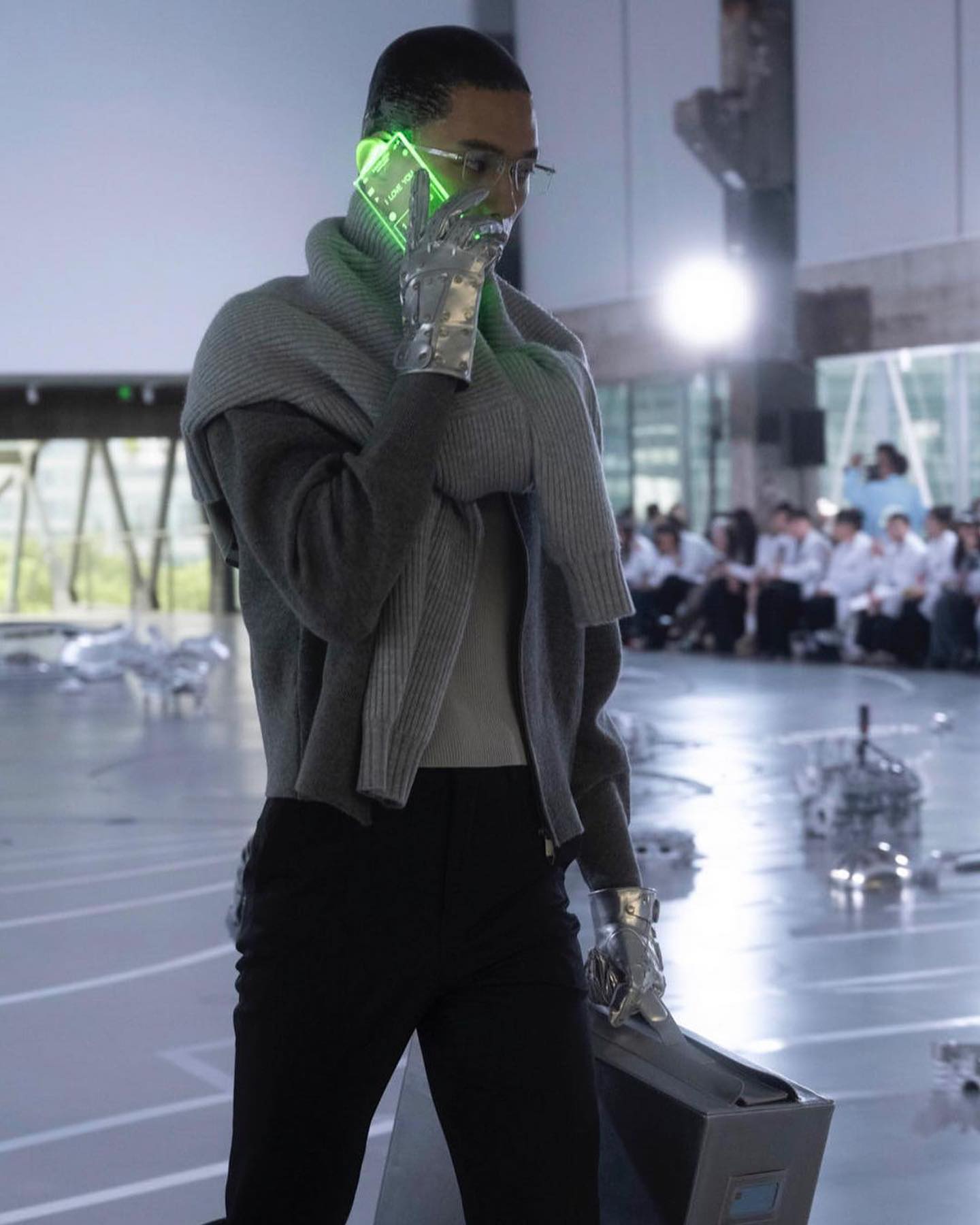 감정을 가진 AI, 패션으로 경계를 허물다 — Look 5