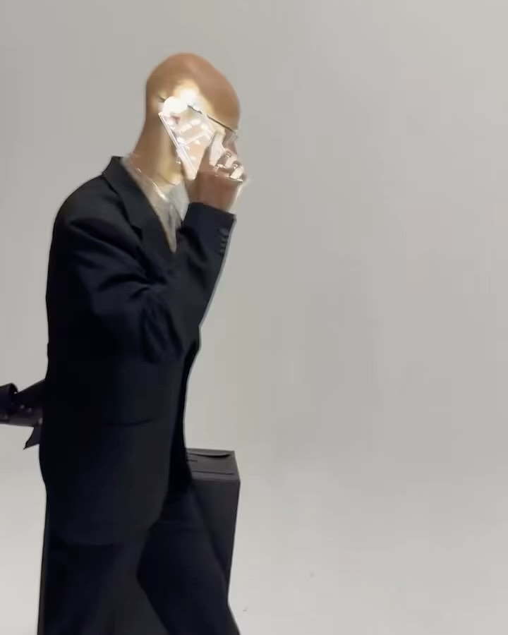 감정을 가진 AI, 패션으로 경계를 허물다 — Look 6