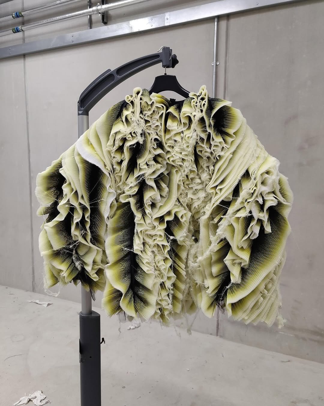 디지털 아바타가 입는 실재하는 옷, 타스킨 고에치의 경계 허물기 — Look 5