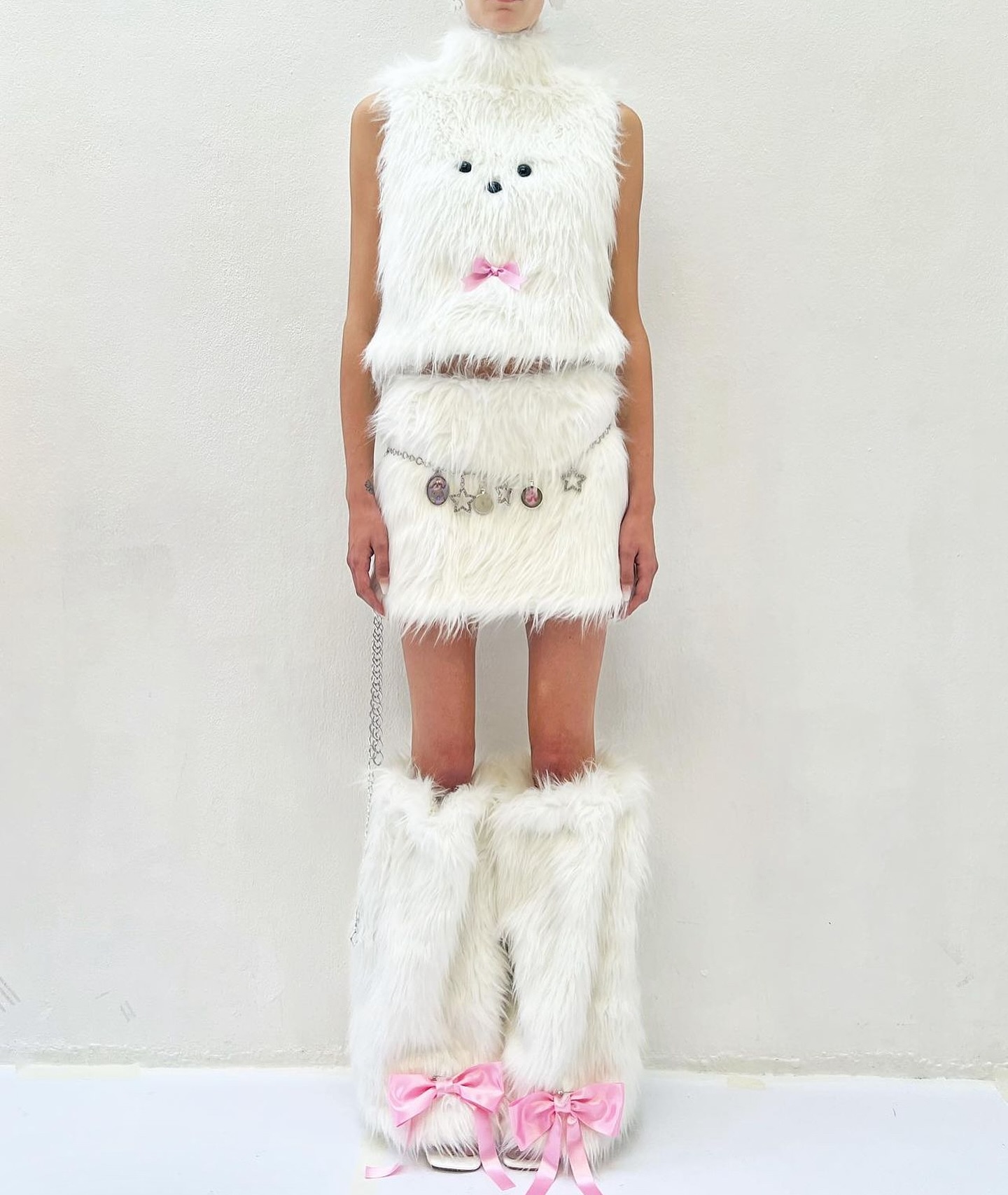 반려동물을 입다, 셀린 관의 위트 넘치는 SS24 컬렉션 — Look 2