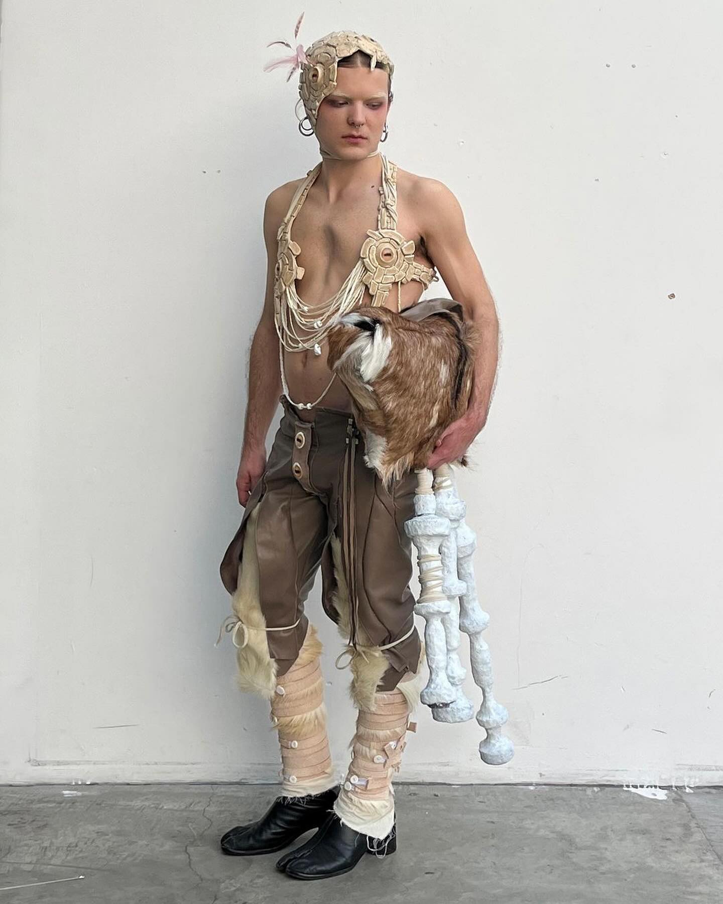 고팃의 세라믹과 퍼, 트랜스 페미닌 미학이 만난 실험적 텍스타일 — Look 2
