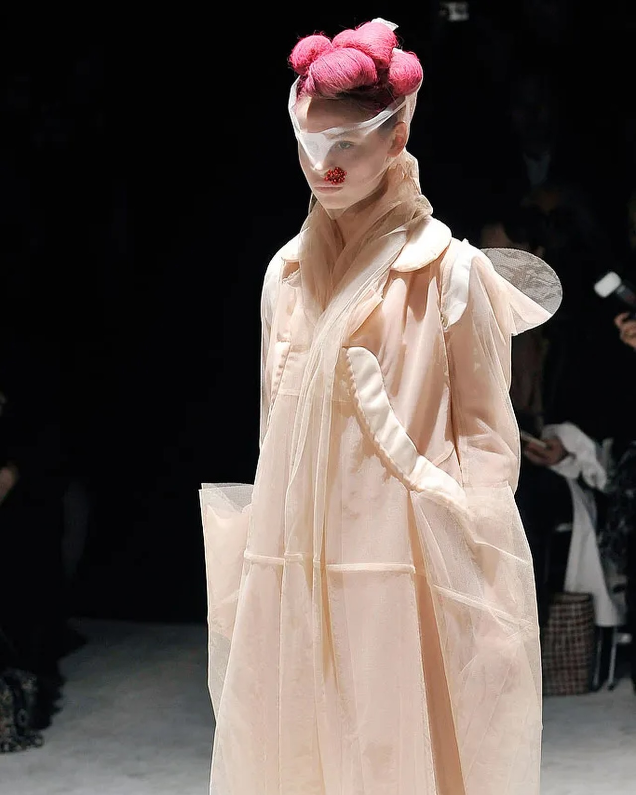 레이 카와쿠보의 2009 F/W '원더랜드', 불안의 시대를 담은 아방가르드 — Look 2