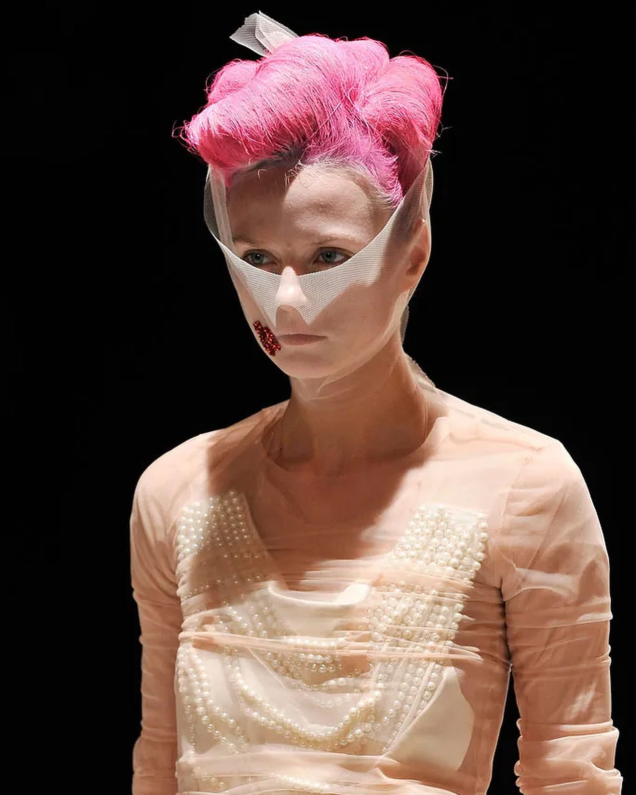 레이 카와쿠보의 2009 F/W '원더랜드', 불안의 시대를 담은 아방가르드 — Look 3