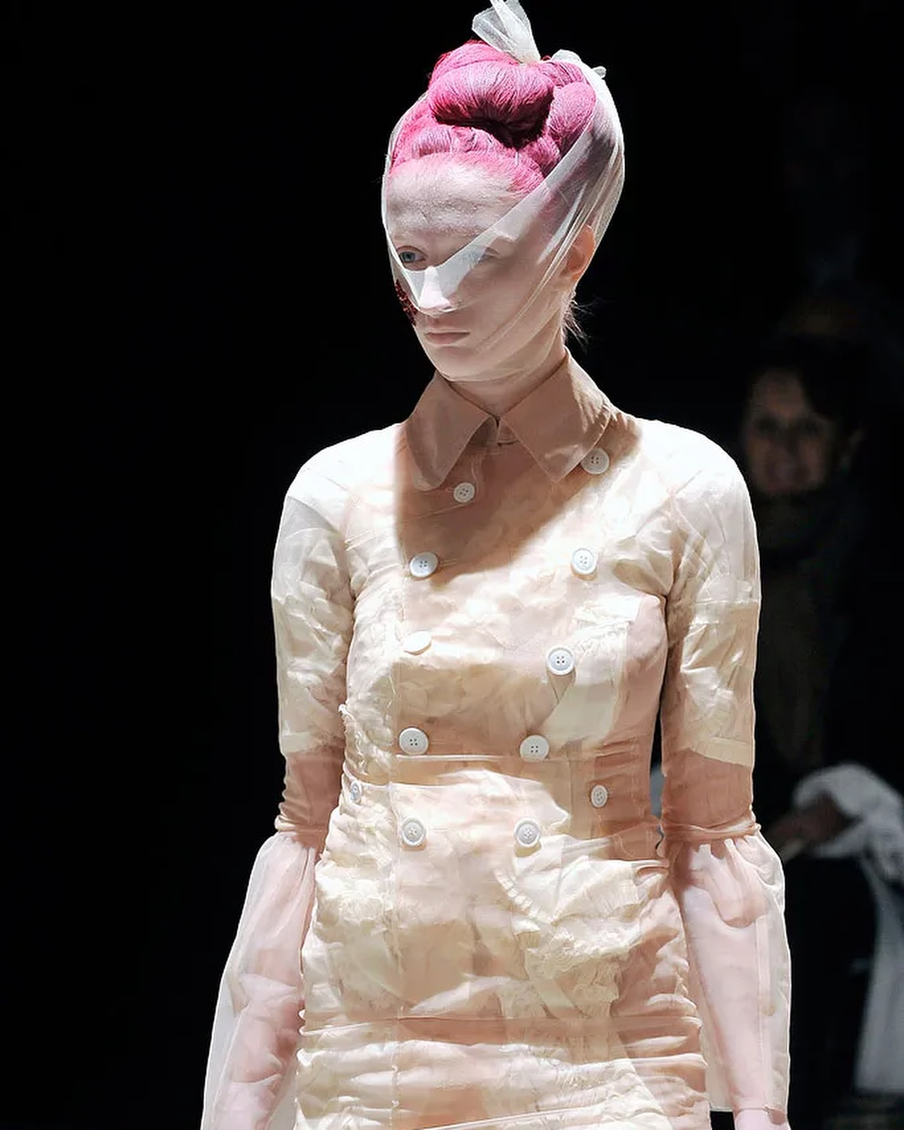 레이 카와쿠보의 2009 F/W '원더랜드', 불안의 시대를 담은 아방가르드 — Look 4