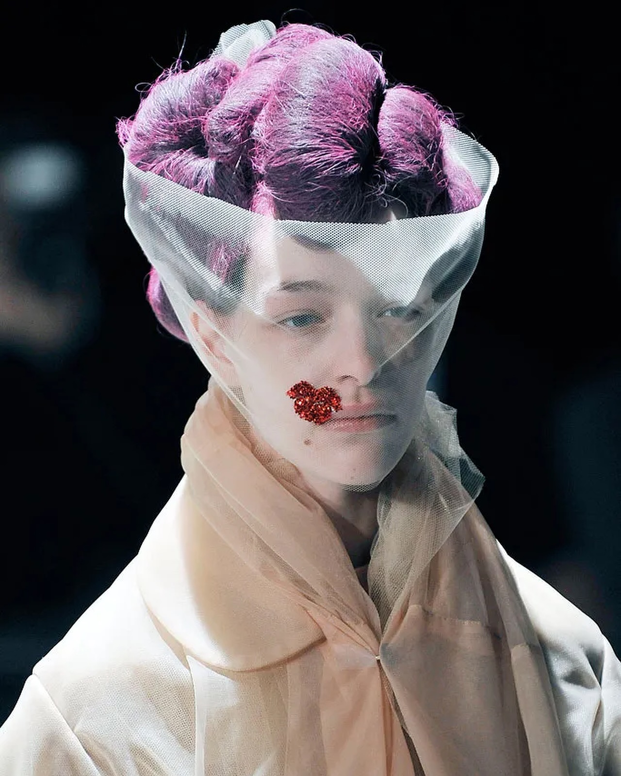 레이 카와쿠보의 2009 F/W '원더랜드', 불안의 시대를 담은 아방가르드 — Look 9