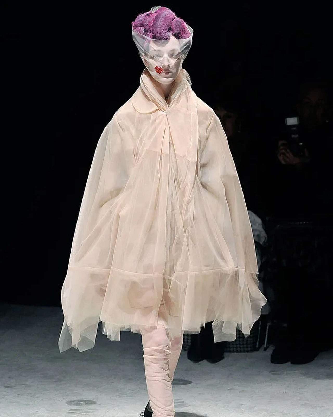 레이 카와쿠보의 2009 F/W '원더랜드', 불안의 시대를 담은 아방가르드 — Look 10