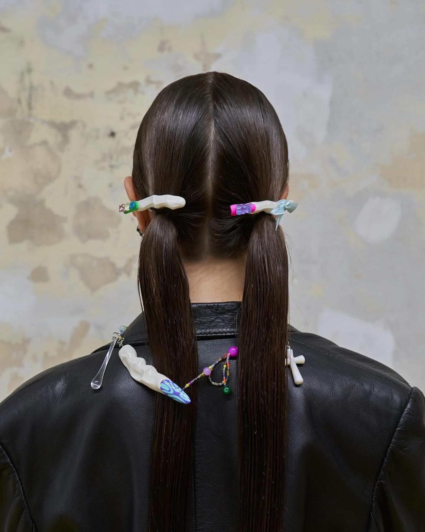 손가락 헤어 클립, 기괴하면서도 키치한 뷰티의 경계 — Look 4