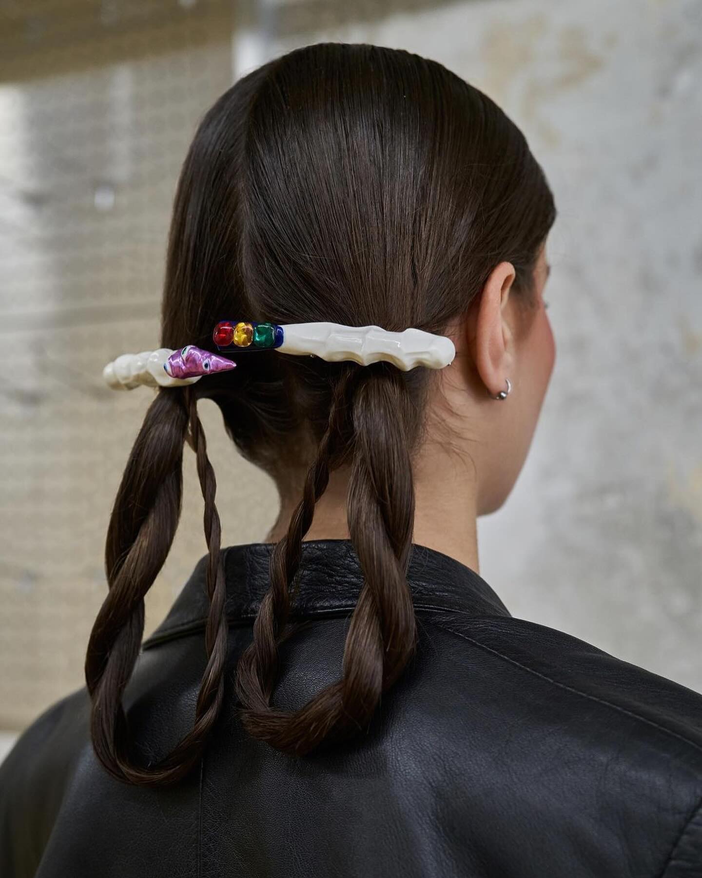 손가락 헤어 클립, 기괴하면서도 키치한 뷰티의 경계 — Look 6