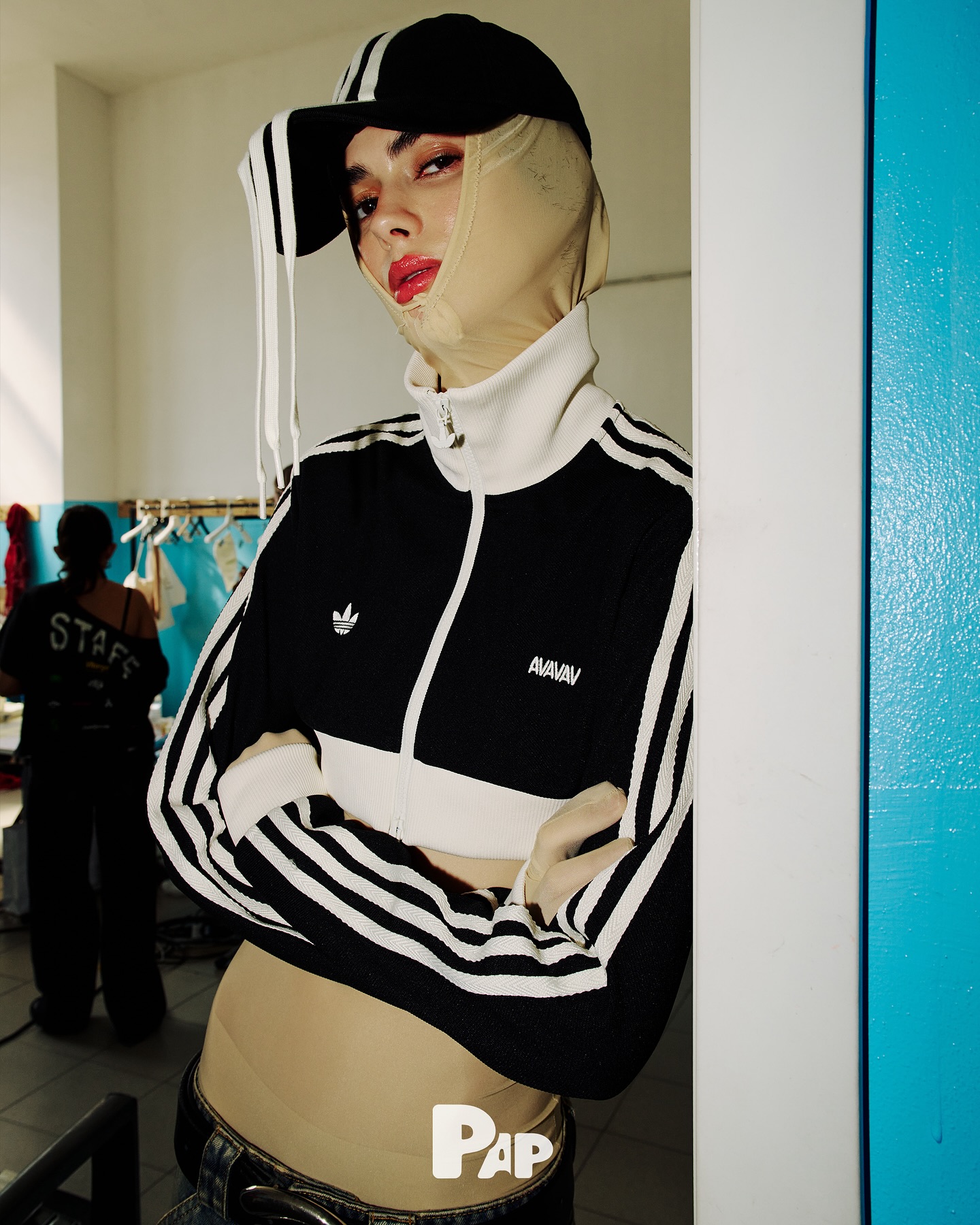 AVAVAV SS25, 백스테이지에서 포착된 아이러니한 유머 — Look 3