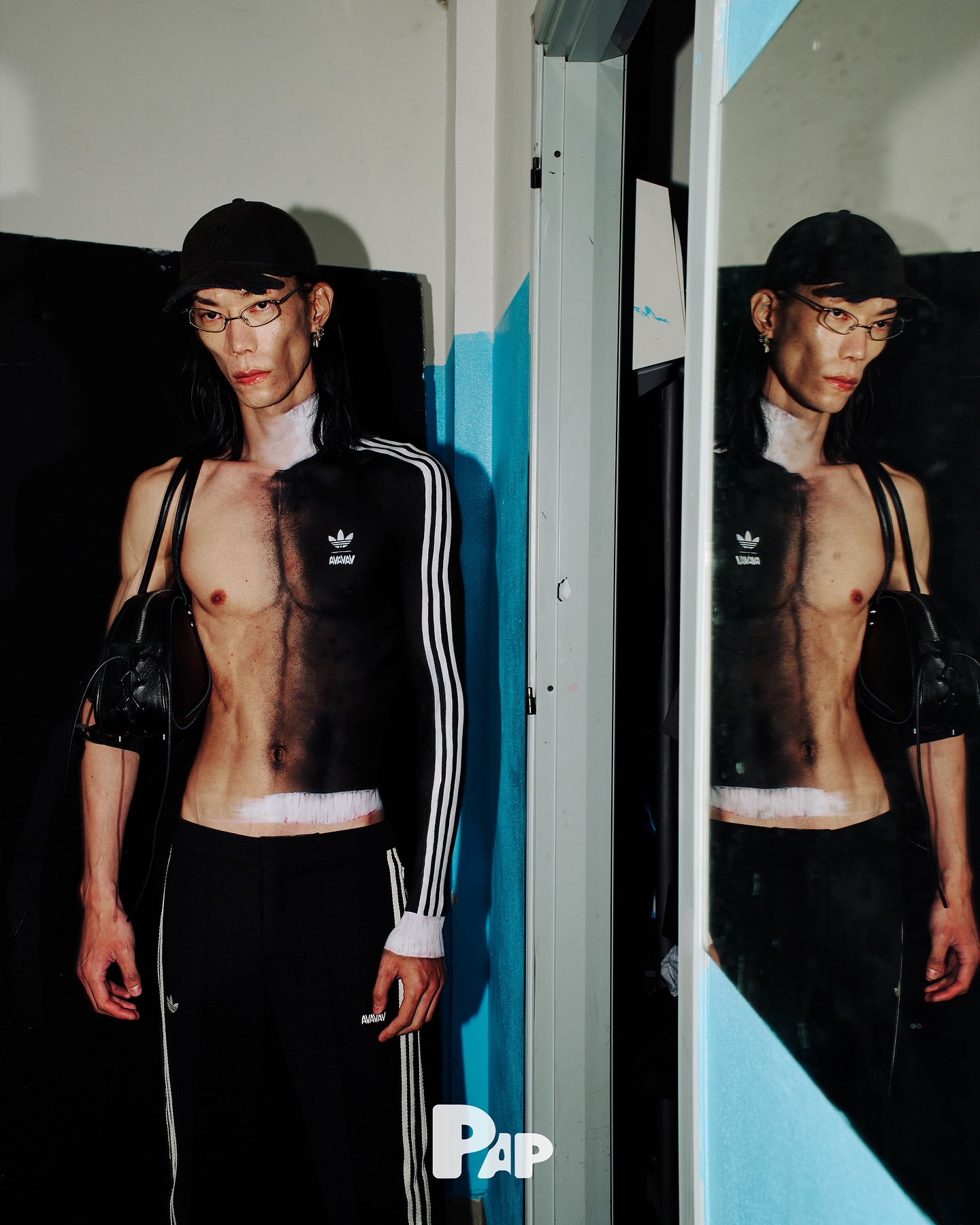 AVAVAV SS25, 백스테이지에서 포착된 아이러니한 유머 — Look 5
