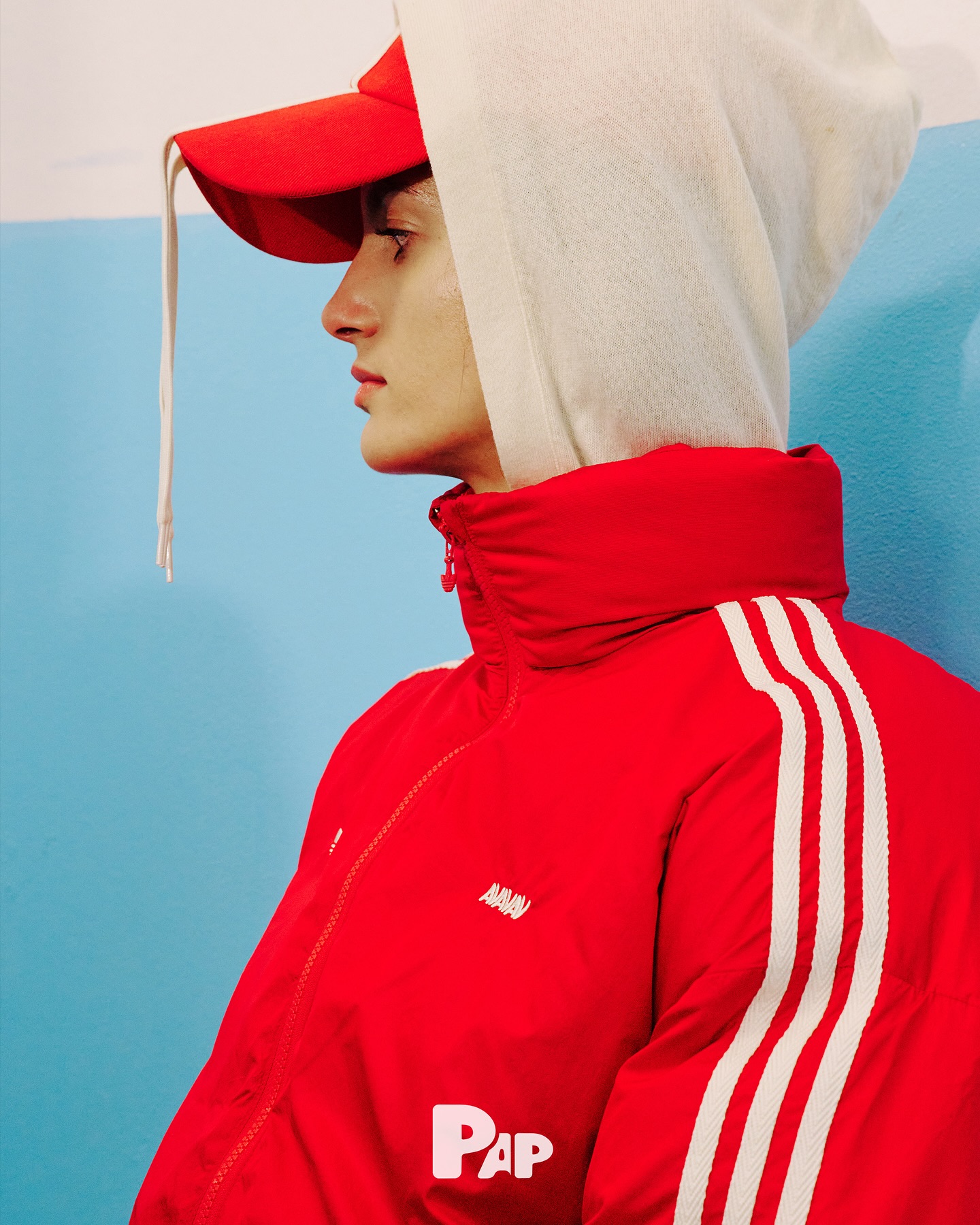 AVAVAV SS25, 백스테이지에서 포착된 아이러니한 유머 — Look 6